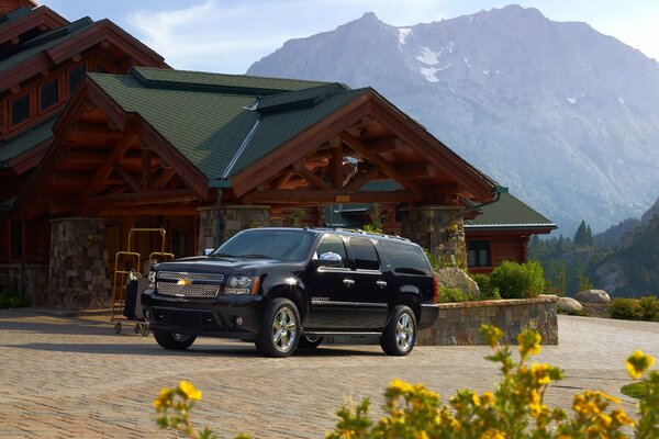 Chevrolet negro en medio de hermosas montañas