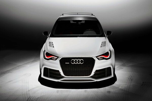 Audi capot blanc vue de face