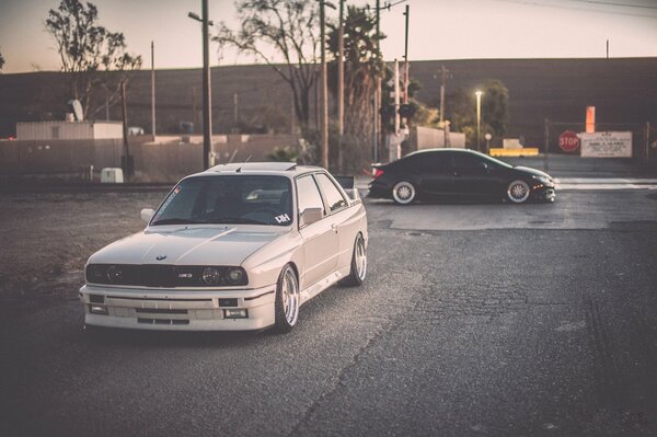 Tuning bianco BMW sulla strada