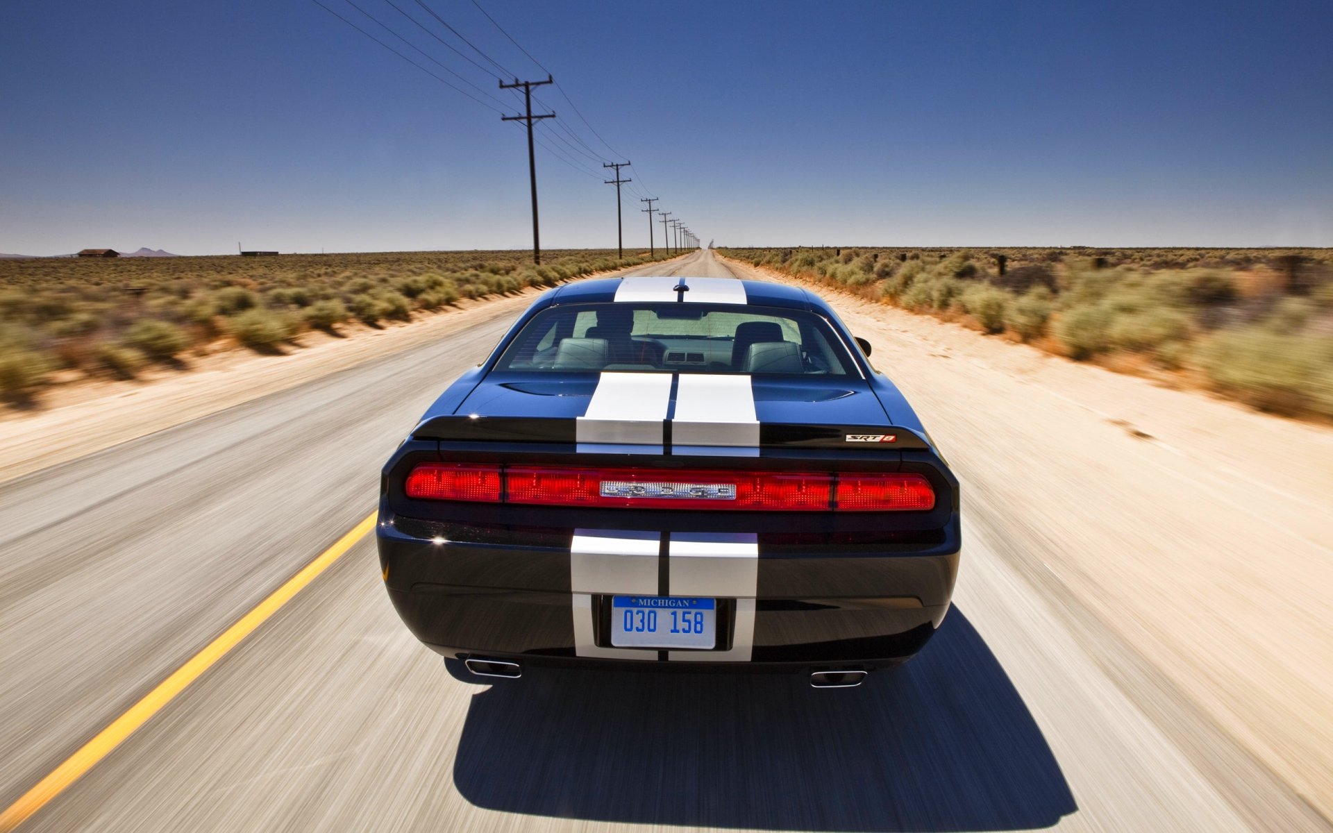 dodge challenger samochód czarny w ruchu droga niebo dzień pasy