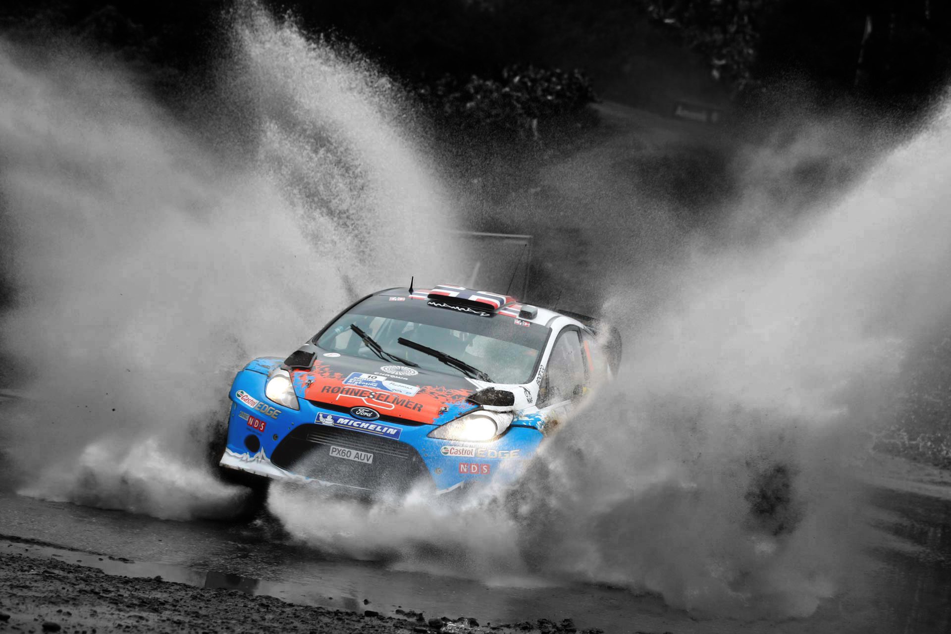 ford fiesta wrc rally rally sport corsa auto anteriore spruzzi acqua velocità fari cofano