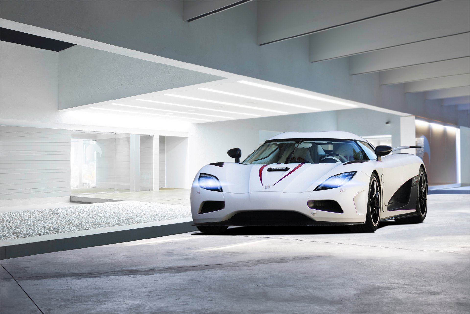 koenigsegg agera r anteriore bianco koenigsegg edificio abbagliamento