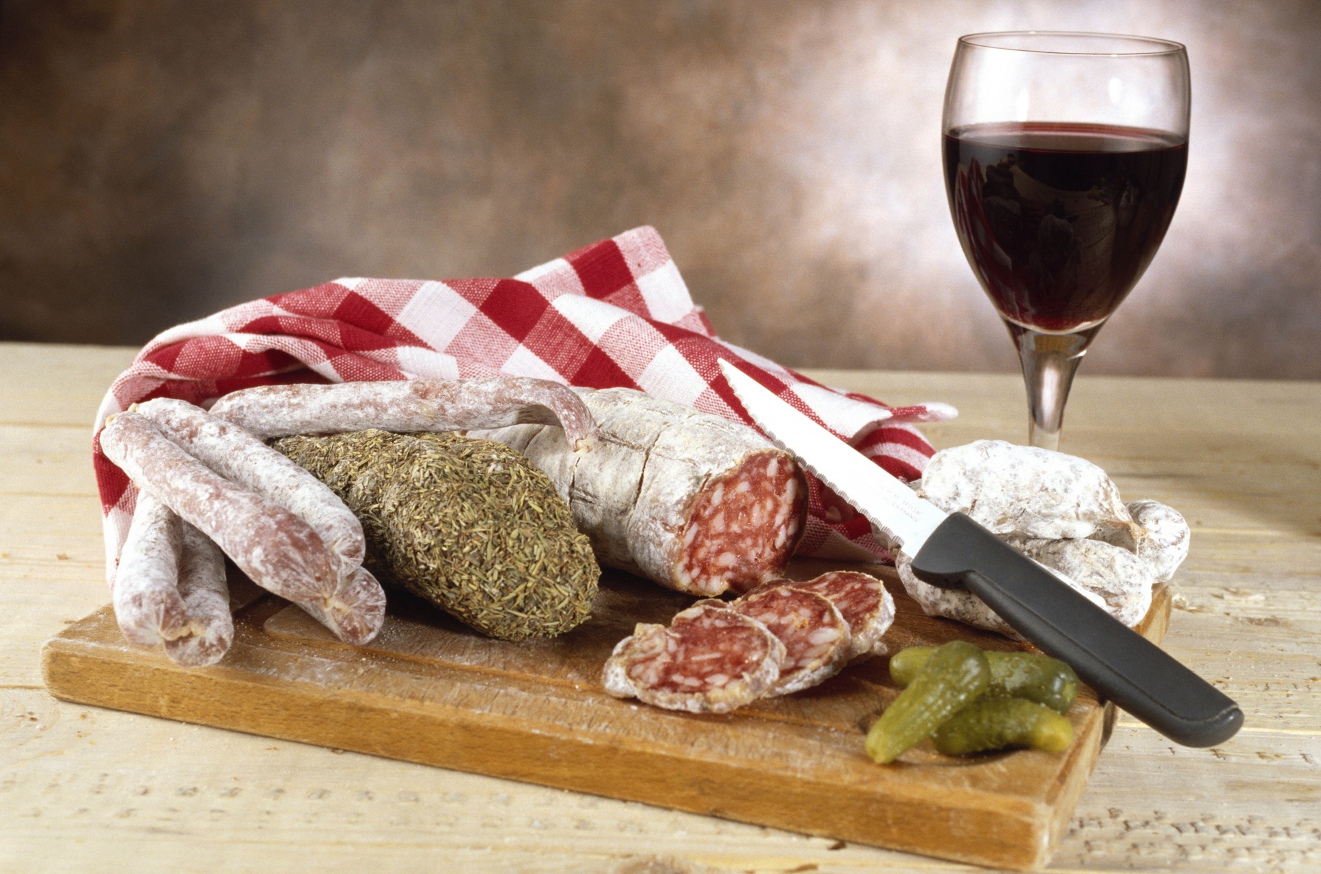 couteau verre vin planche saucisses composition concombres