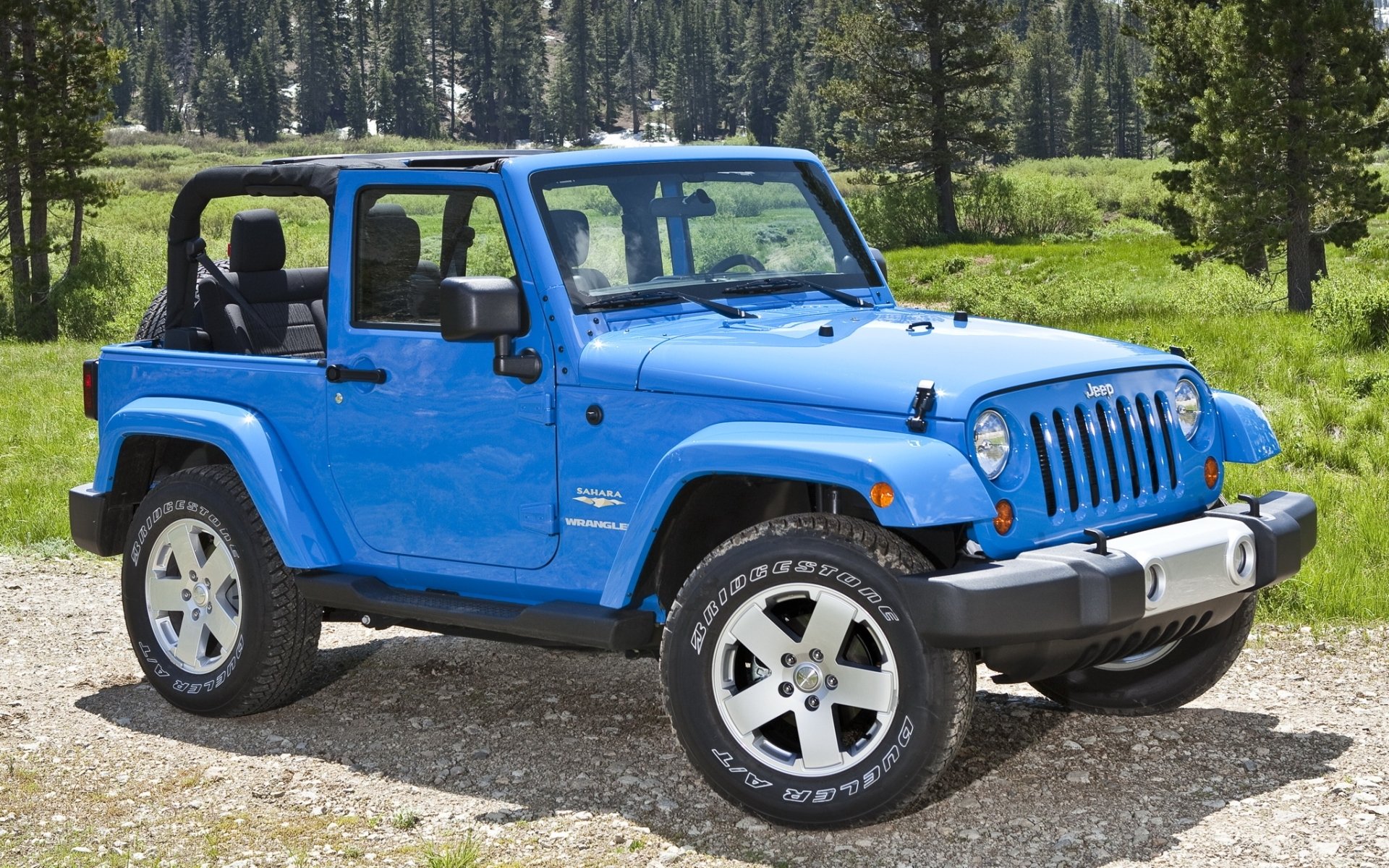 jeep wrangler illimitato sahara rengler illimitato sahara suv blu anteriore foresta