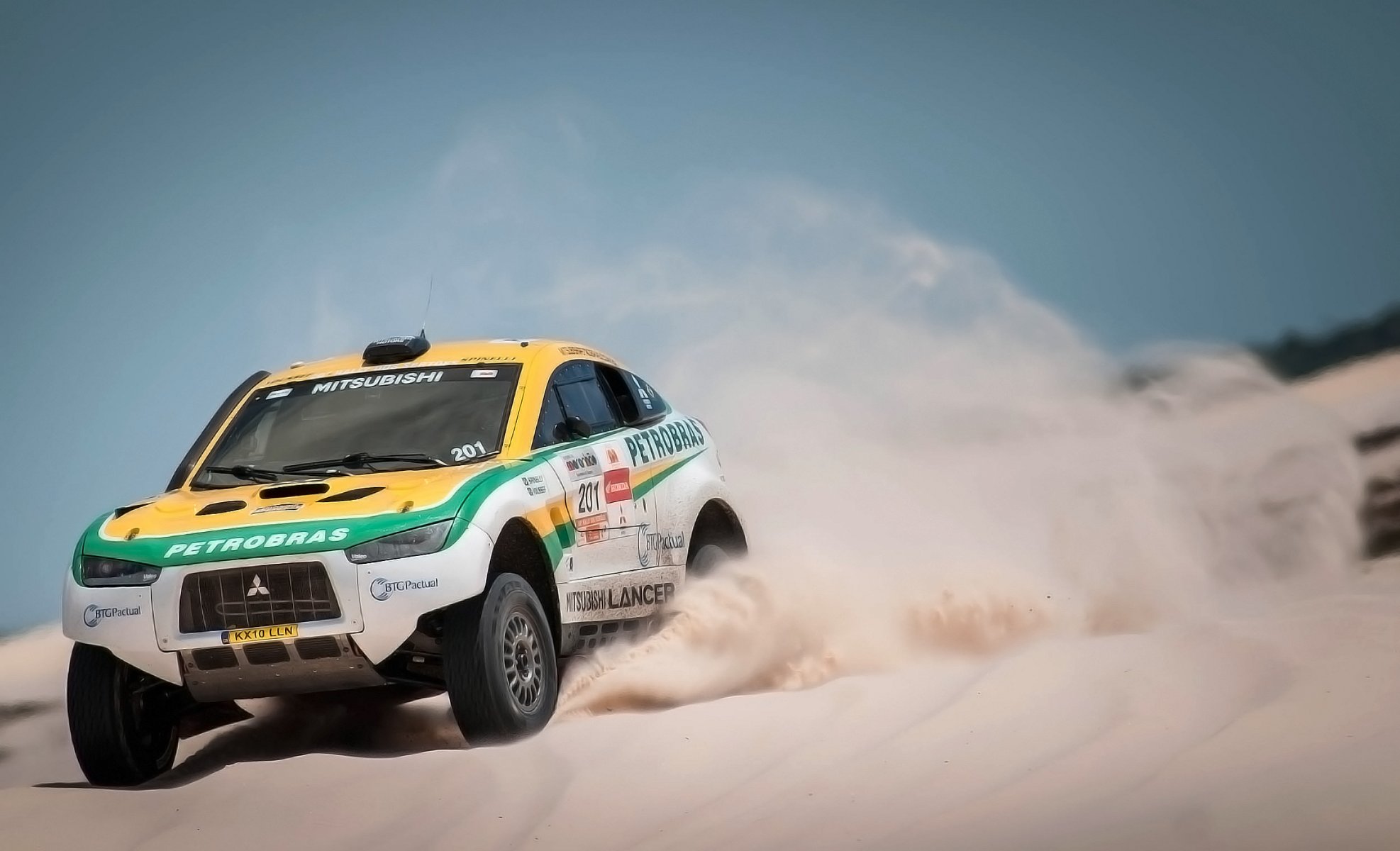 mitsubishi mitsubishi rallye dakar avant suv auto sable voiture désert course sport