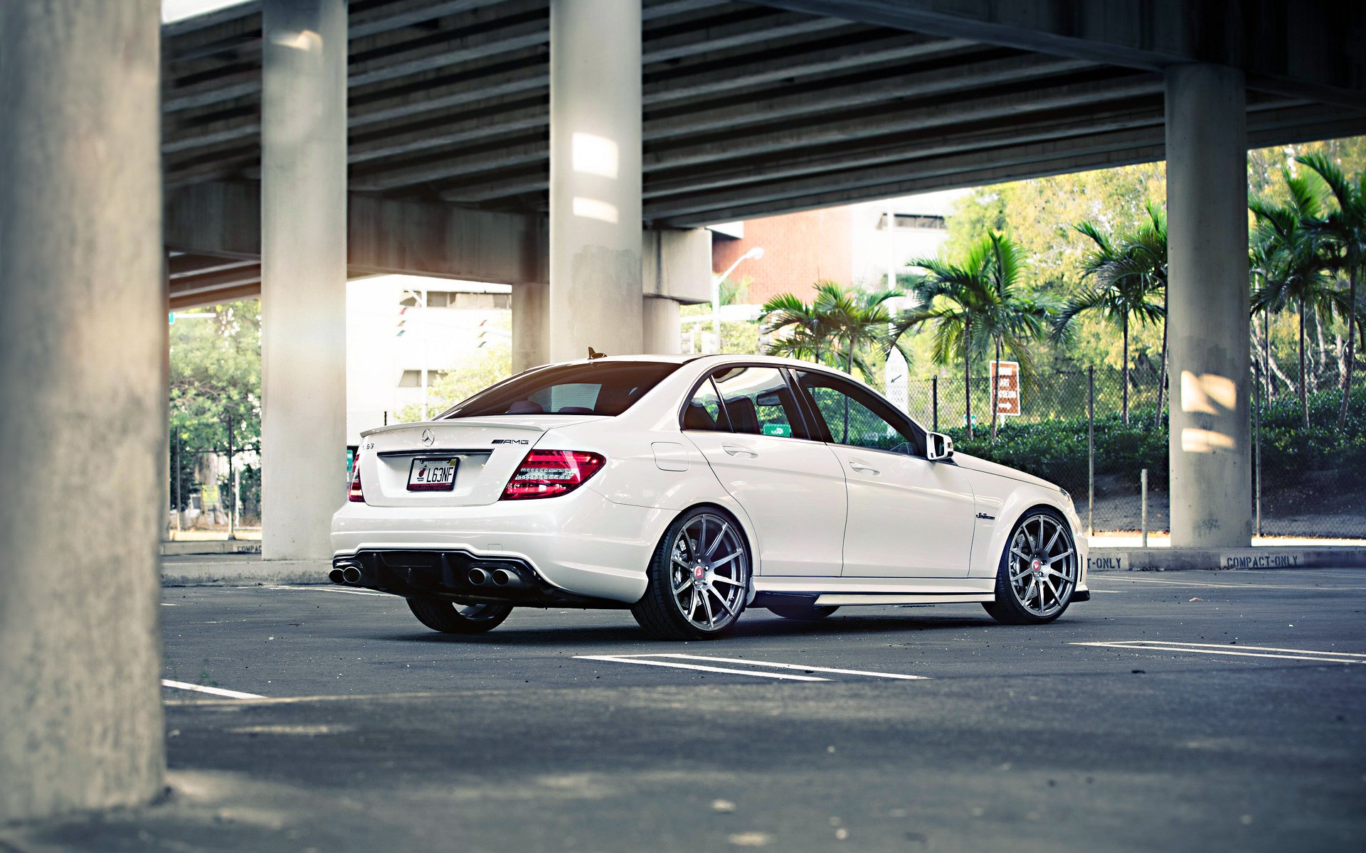 mercedes mercedes-benz limousine c63 amg tuning macht weiß räder straße palm straße brücke