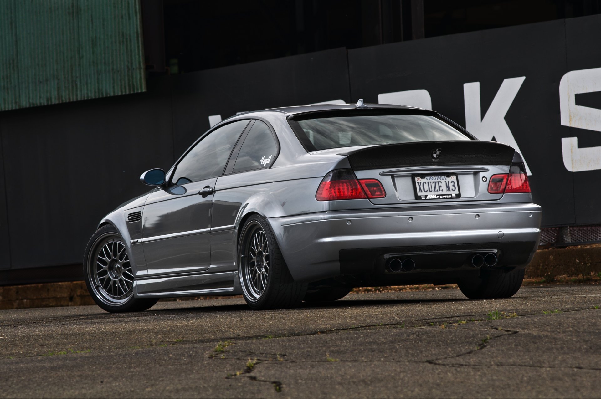 bmw m3 e46 argent bmw argent coupé vue arrière mur inscription