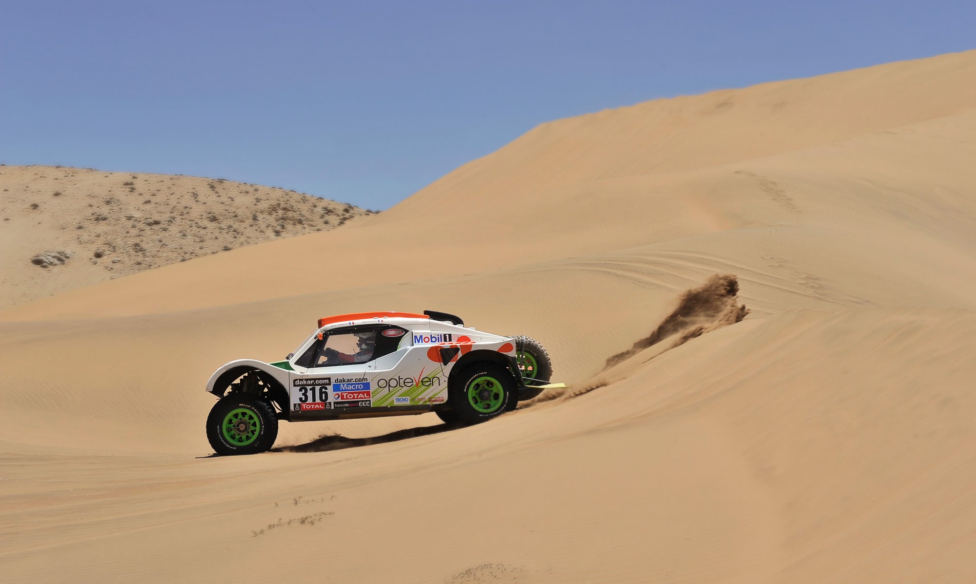 buggy auto dakar rallye vue latérale sable désert course voiture sport jour