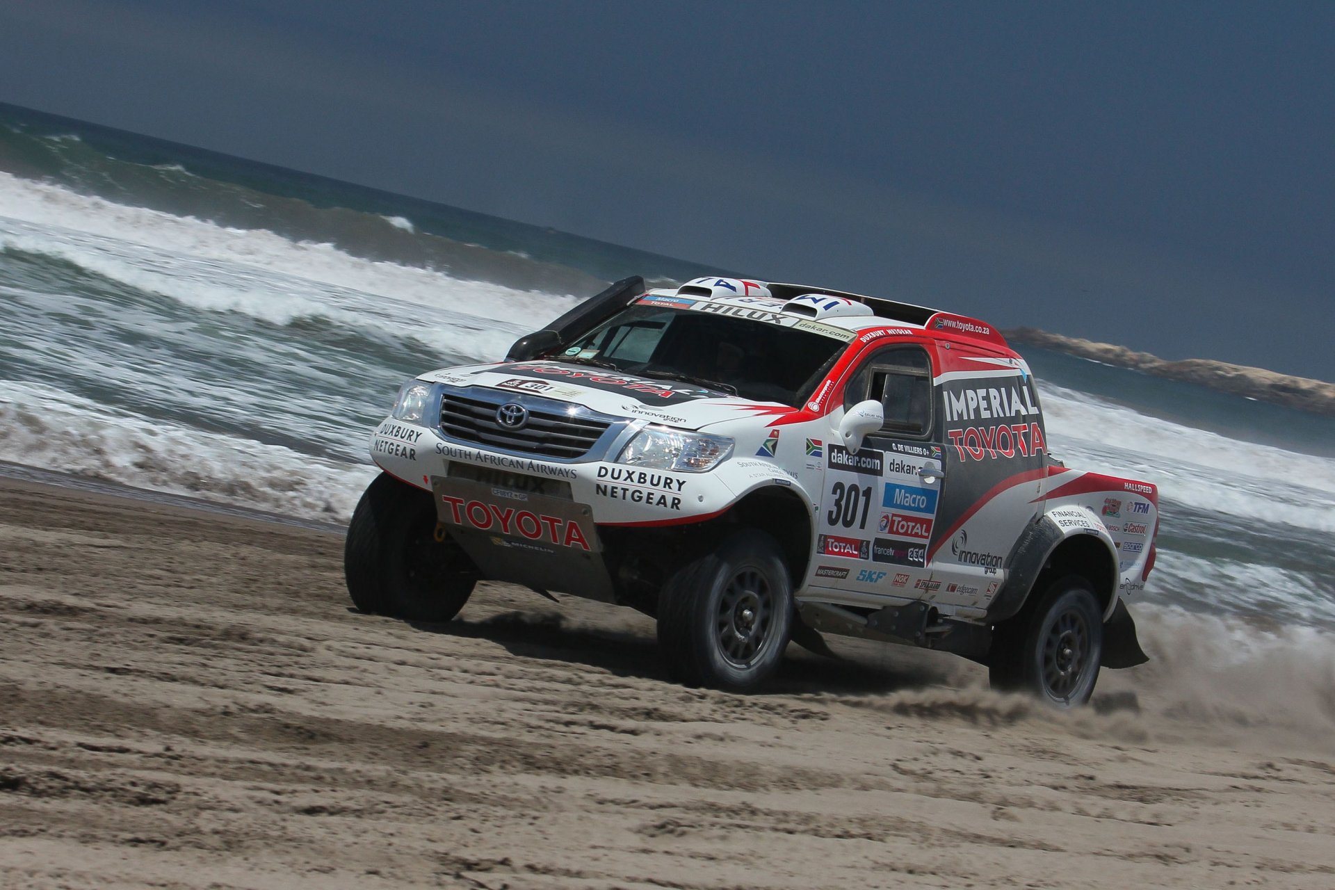 toyota machine suv dakar rally beach sea water