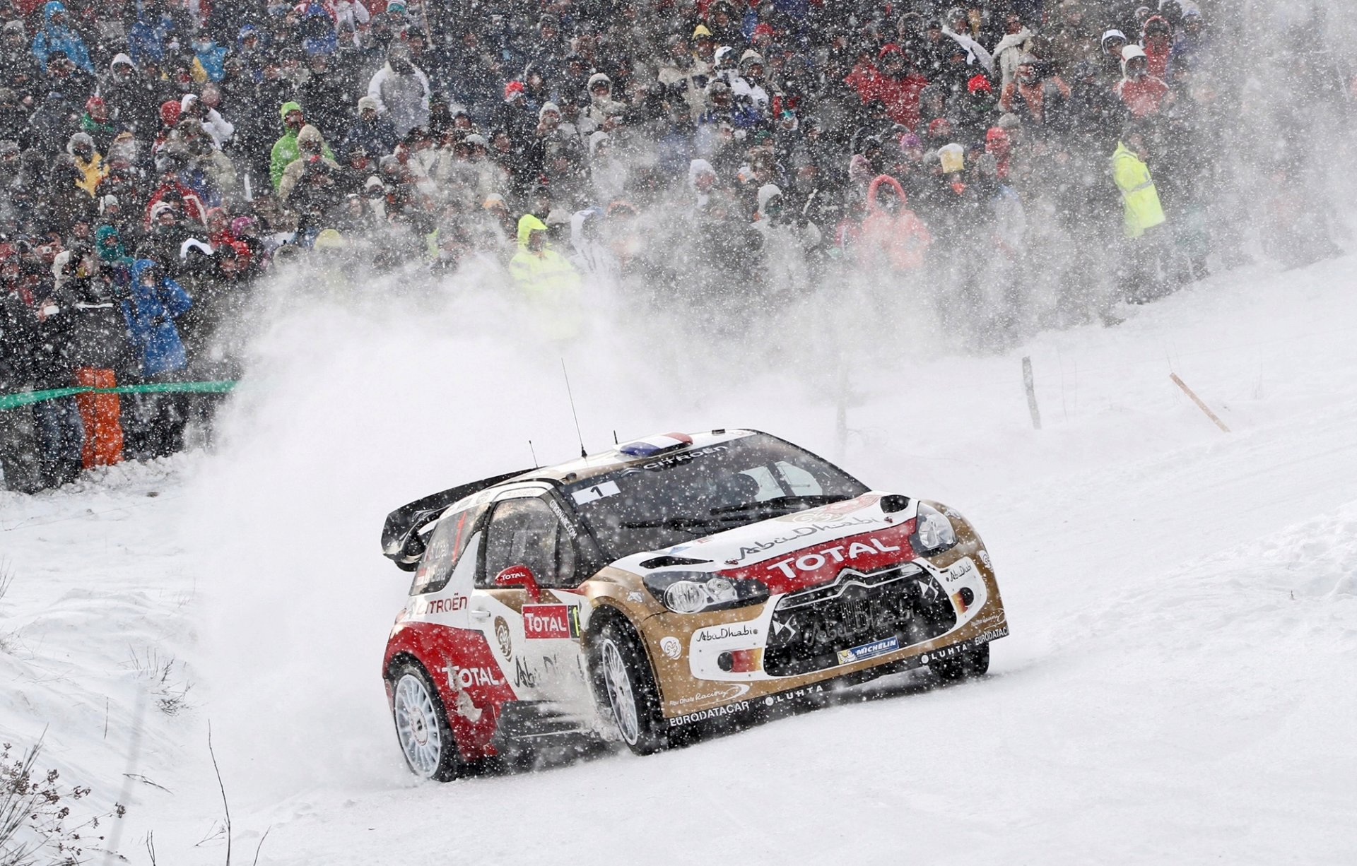 citroen ds3 zlot wrc zakręt śnieg ludzie kibice zawody