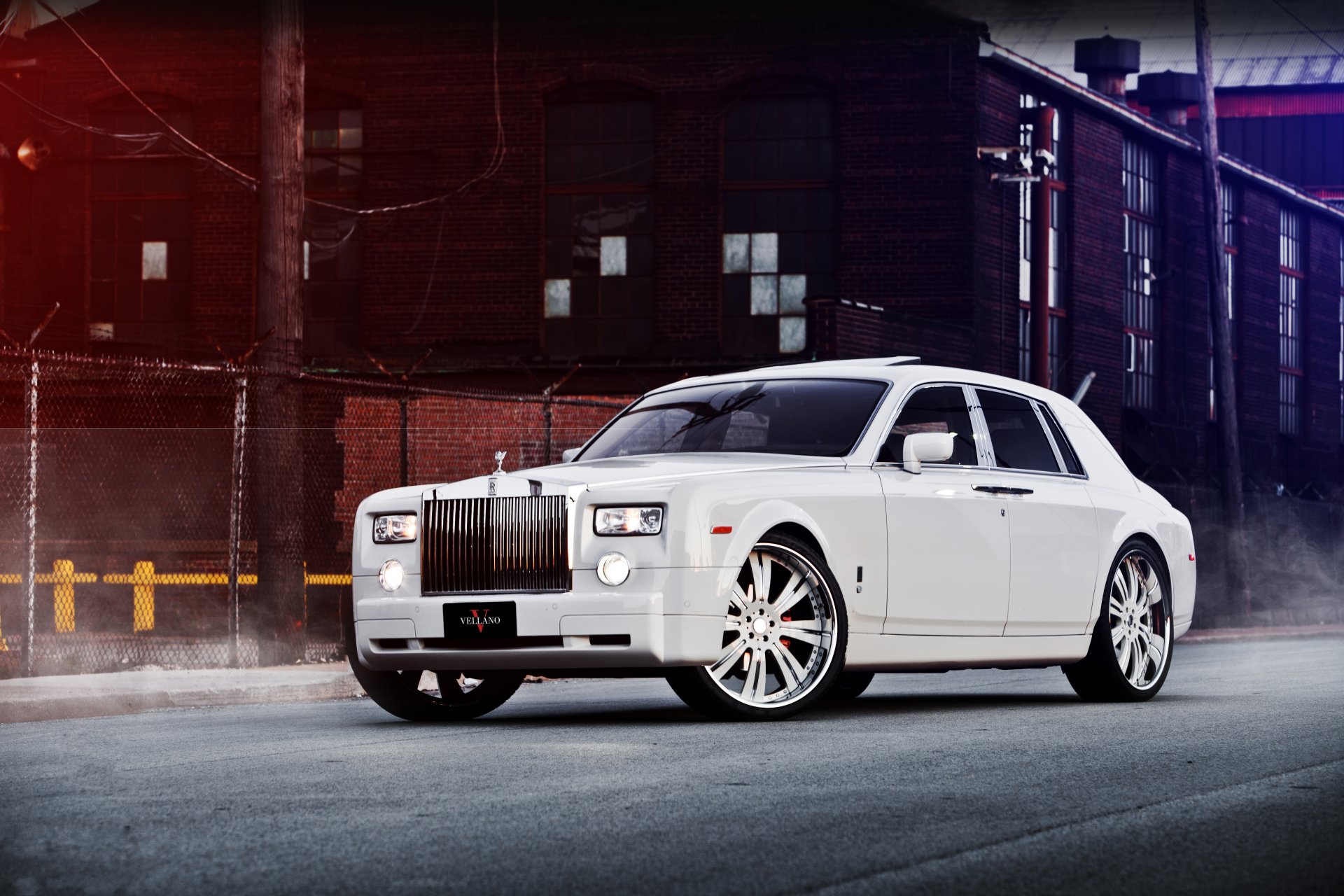 rolls royce phantom bianco rolls royce fantasma vista frontale edificio guardrail