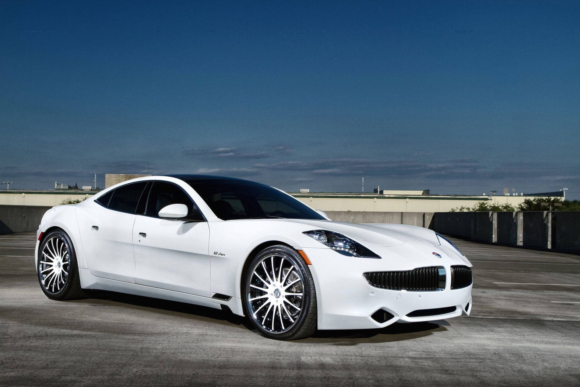 fisker карма белый парковка небо фискер облака