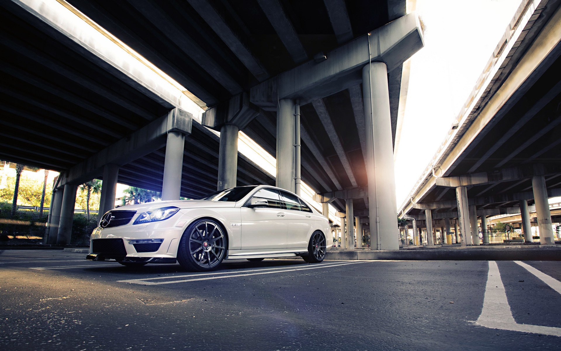 mercedes mercedes-benz limousine c63 amg tuning macht weiß räder straße straße brücke