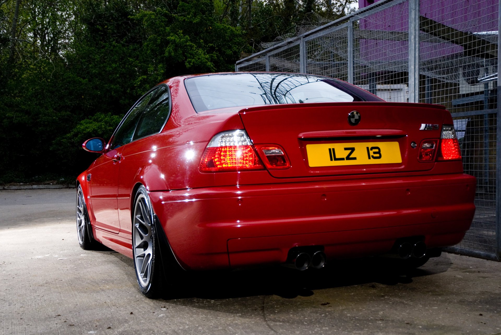 bmw m3 e46 rosso bmw rosso vista posteriore luci di coda tubi di scarico targa