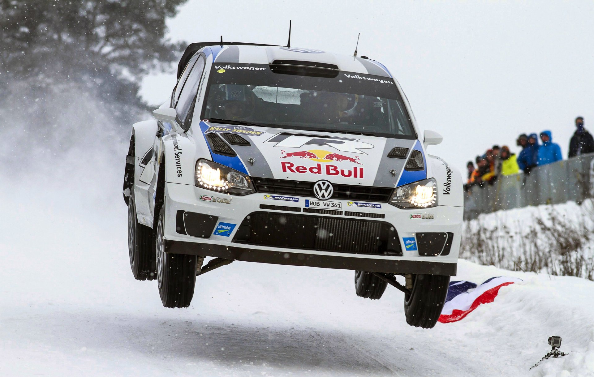 volkswagen polo wrc rallye sport voiture rallye neige hiver blanc taureau rouge sébastien ogier julien ingrassia dans les airs vole gens phares