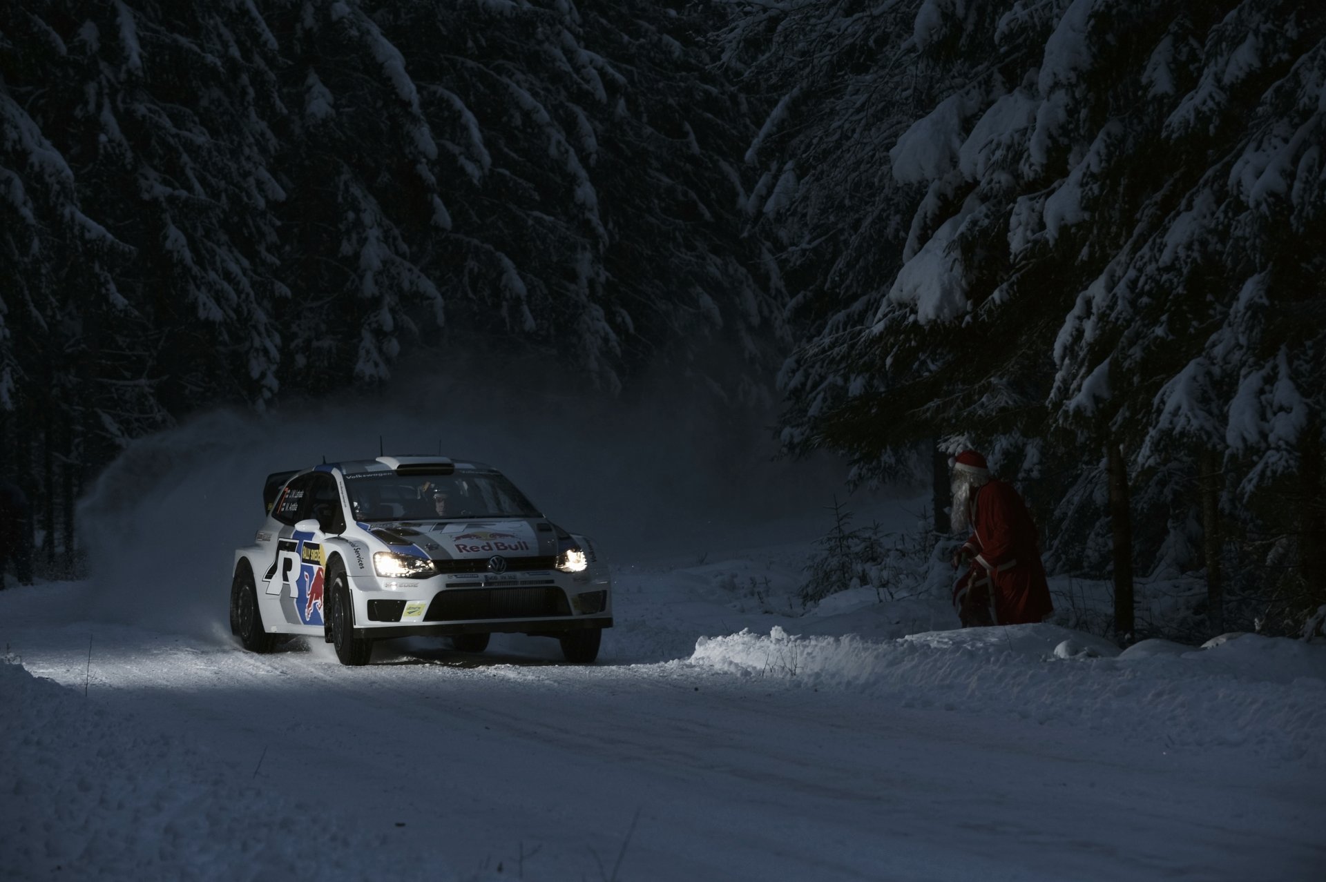 volkswagen polo neige cmr nuit phares forêt père noël taureau rouge rallye blanc auto voiture lumière