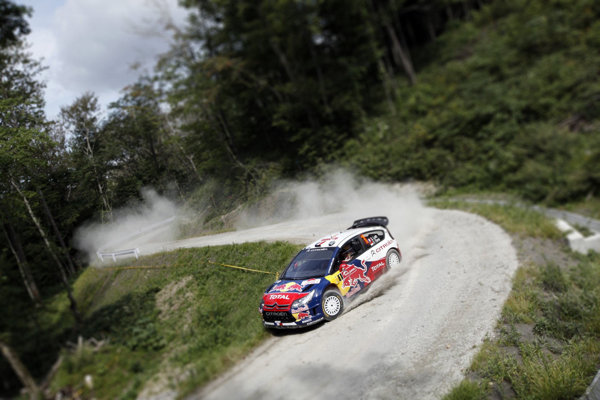 citroen c4 rajd wrc tilt-shift sebastian ogier przód rozmycie las droga zakręt zawody