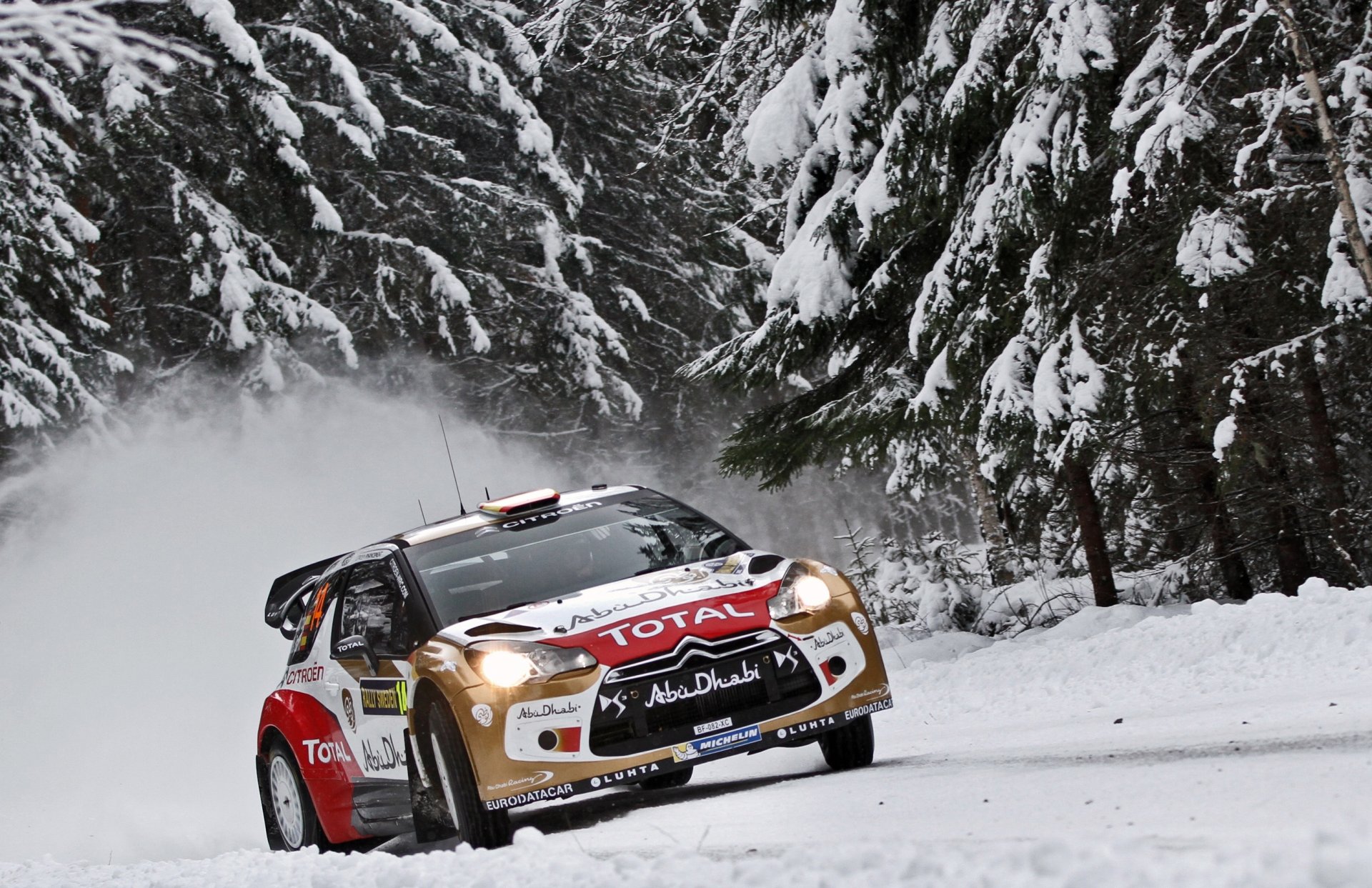 citroen ds3 rally wrc invierno nieve árboles de navidad bosque frente faros