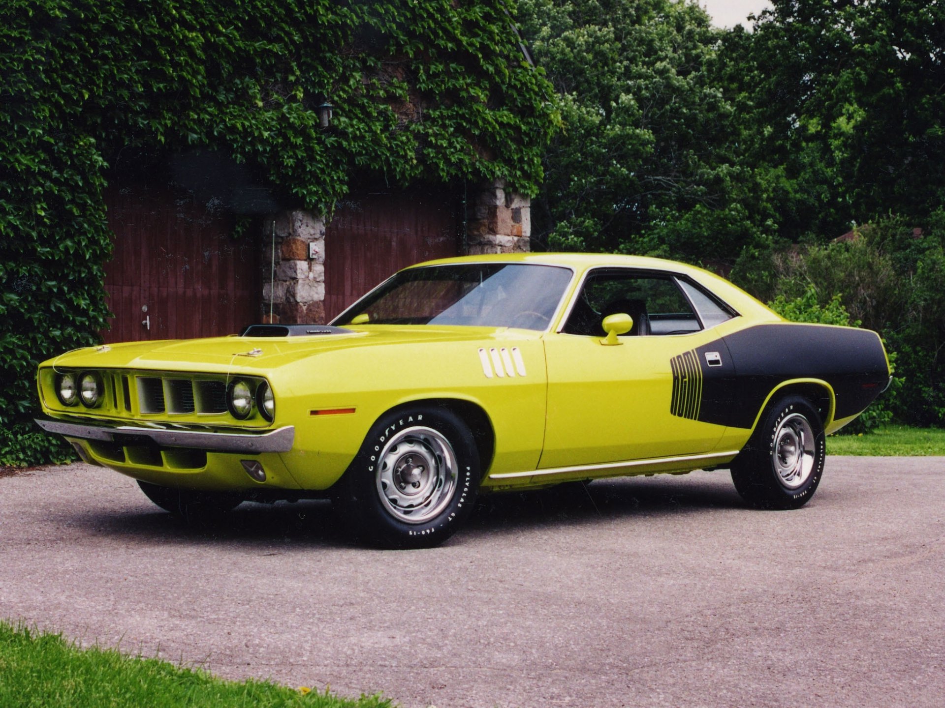 plymouth cuda hemi 1971 giallo nero muscle car dove vista laterale bush guardrail cancello