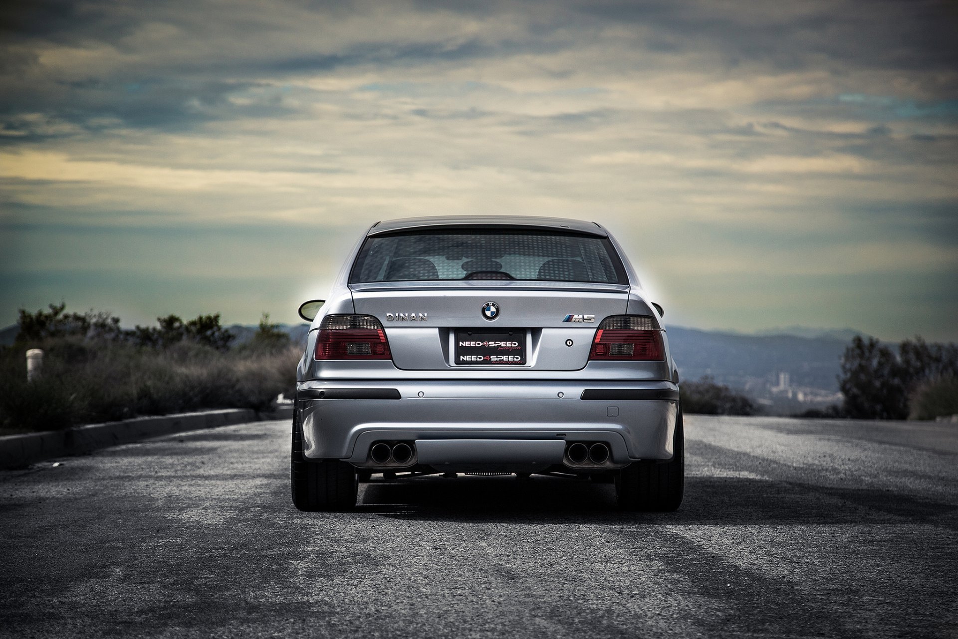 bmw m5 e39 blau bmw hellblau rückseitig schatten straße bäume schweine