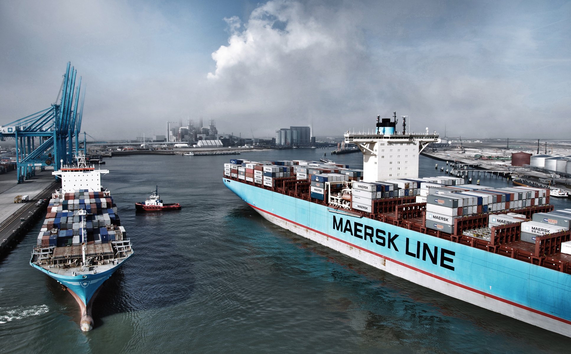 kontenerowiec maersk line maersk dwa statek towarowy kontener holownik port dźwigi nabrzeże odpad dym morze lot