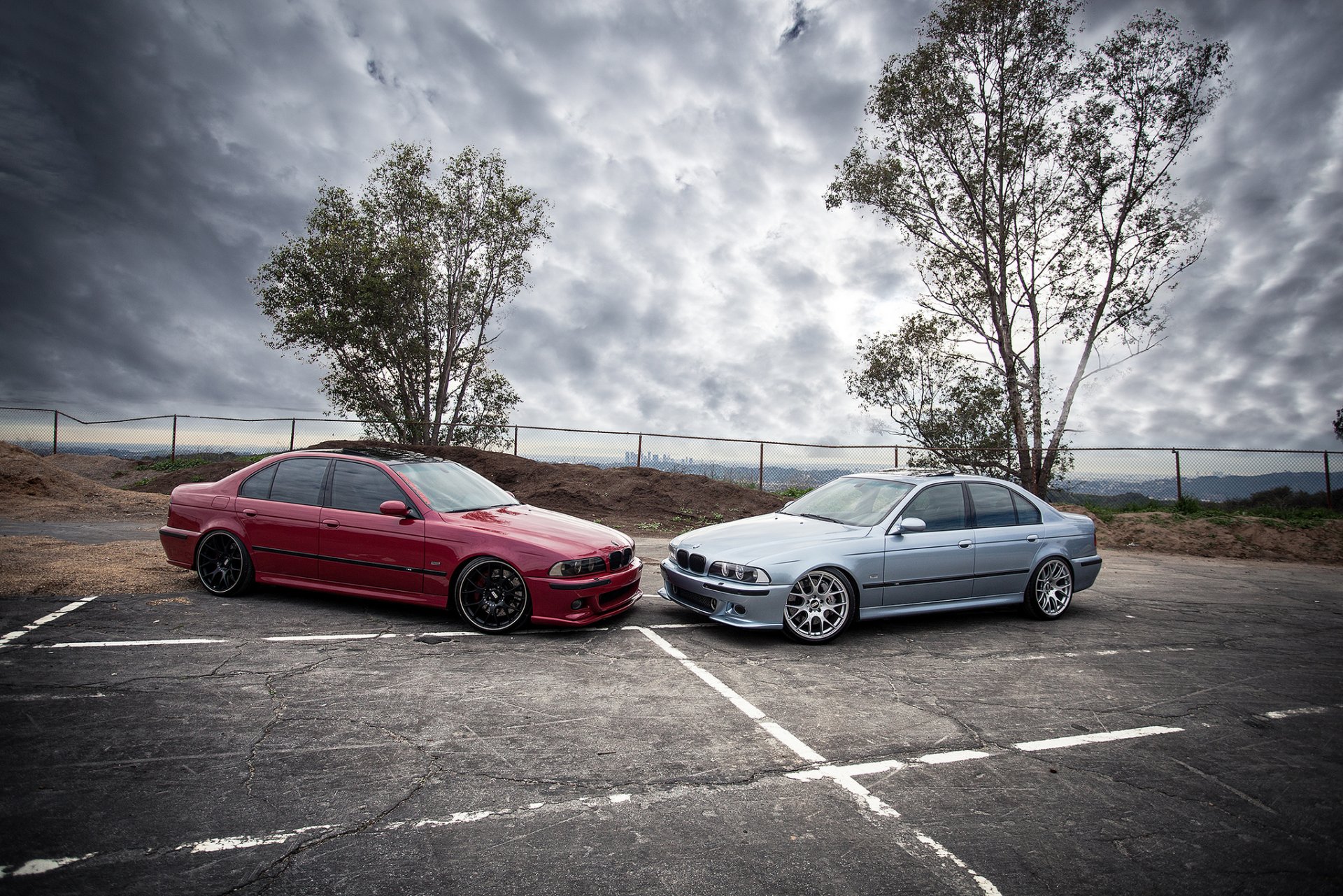 bmw m5 e39 rouge bleu bmw cyan rouge vue latérale ciel nuages arbres