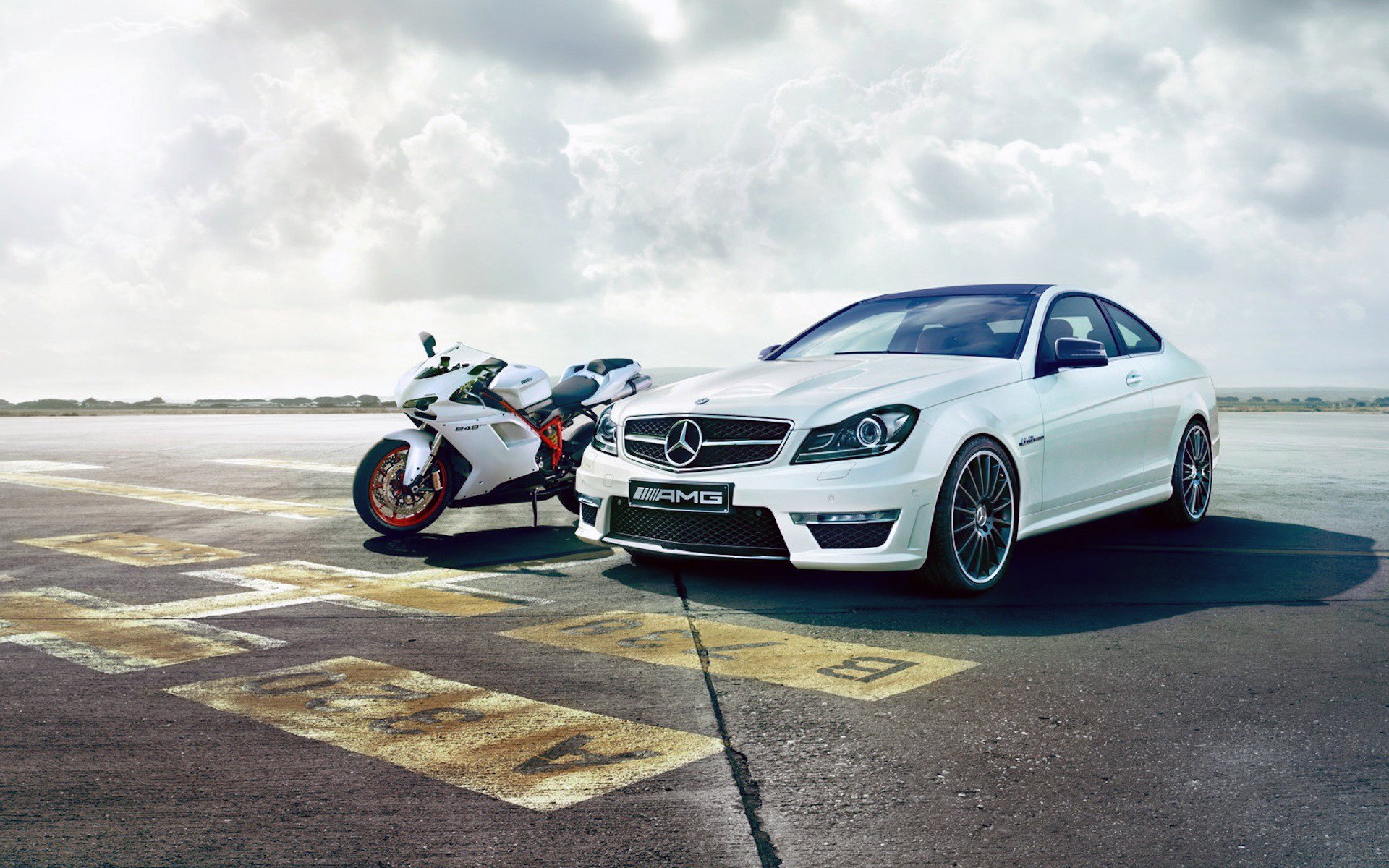 mercedes c63 amg ducati 848 спортбайк мотоцикл мерседес дукати