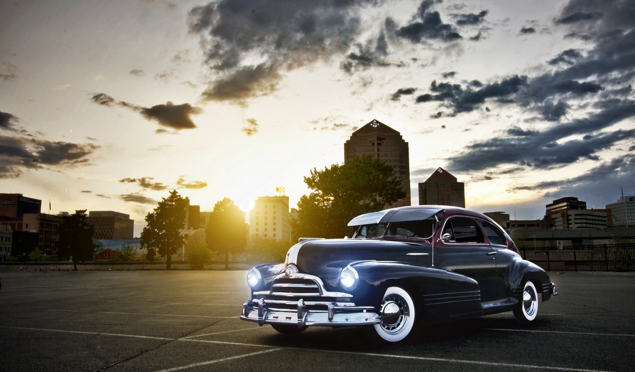 pontiac rationalisé 8 noir pontiac streamliner ciel nuages soleil éblouissement