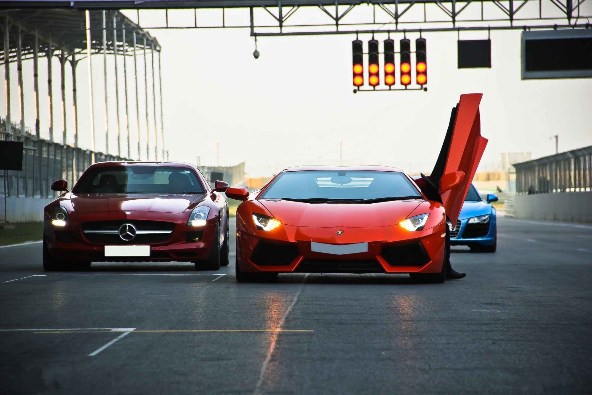 lamborghini aventador lp700-4 naranja mercedes-benz sls amg rojo audi r8 azul lamborghini aventador mercedes benz rojo audi r8 cian autódromo faro semáforo