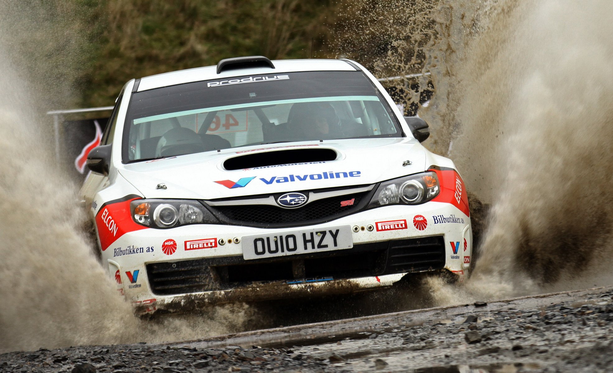 ubaru impreza rally wrc carrera deporte auto coche blanco capó frente faros salpicaduras agua