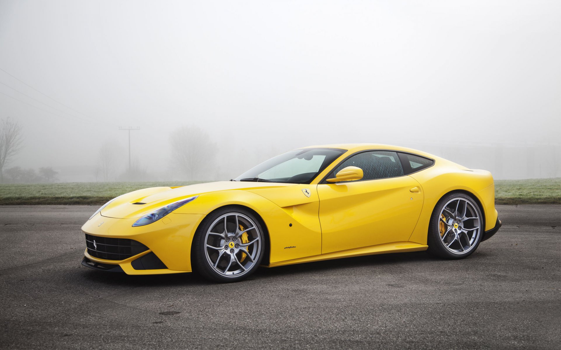 ferrari f12 berlinetta giallo nebbia auto asfalto