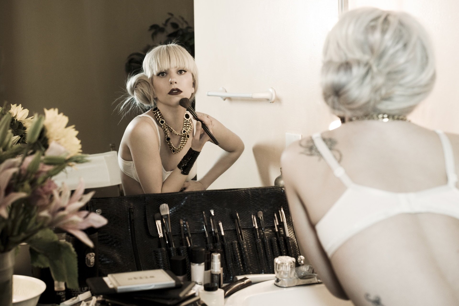 lady gaga maquillage miroir tatouage lady gaga soutien-gorge chanteur