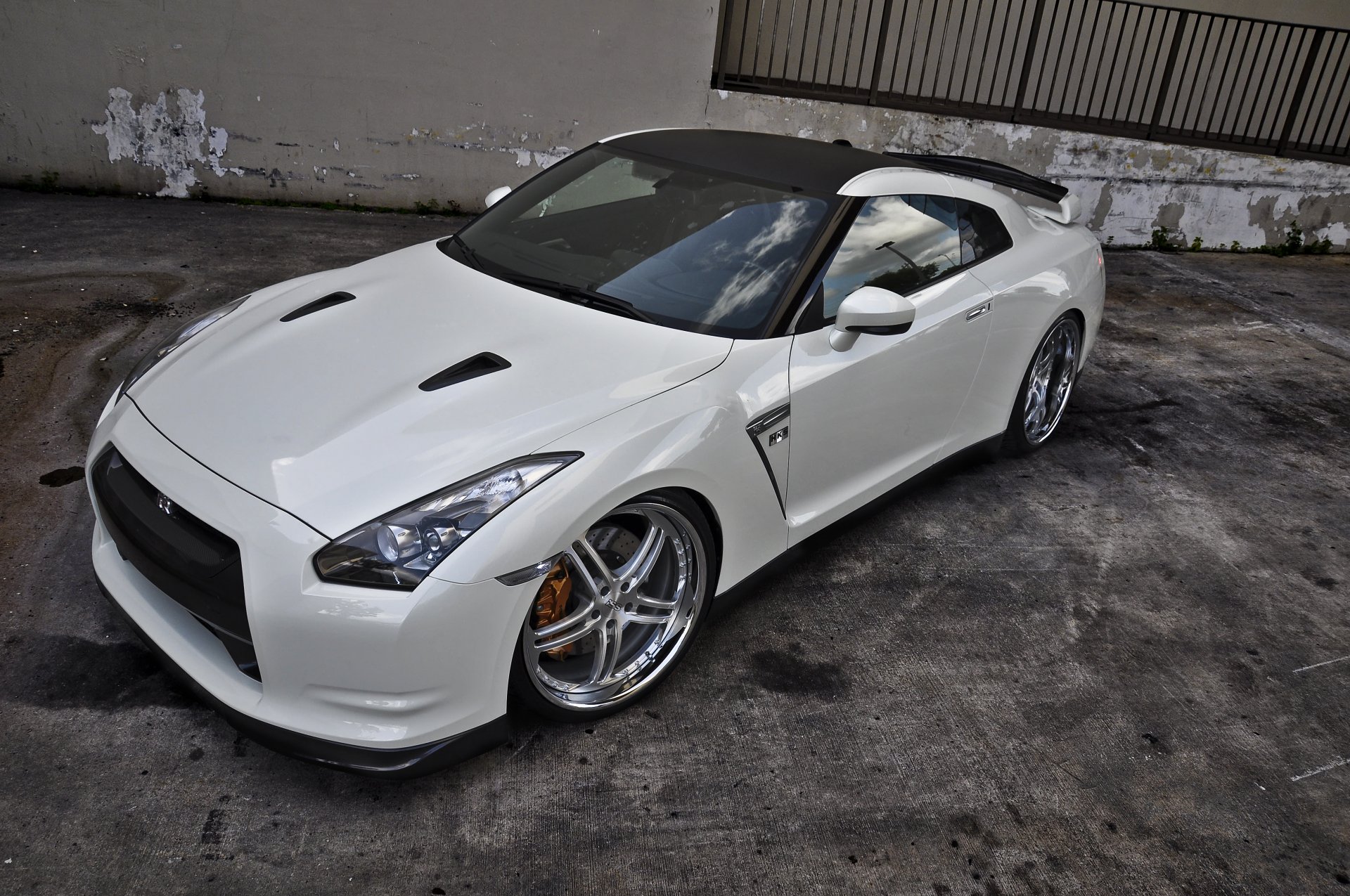 nissan gtr r35 bianco ruote costruzione nissan gtr cerchi tetto nero