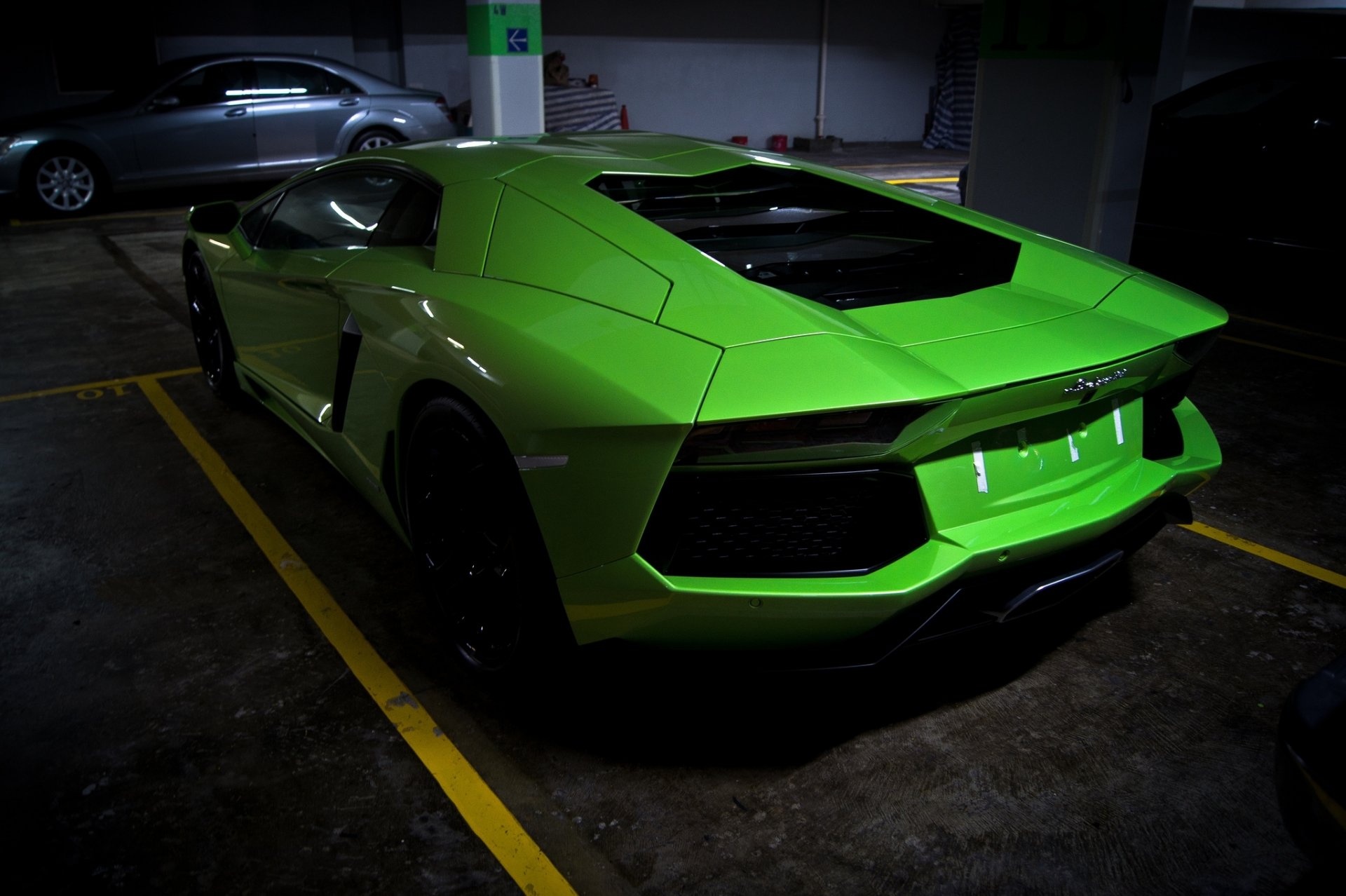 lamborghini aventador lp700-4 grün lamborghini aventador hintertür parkplatz