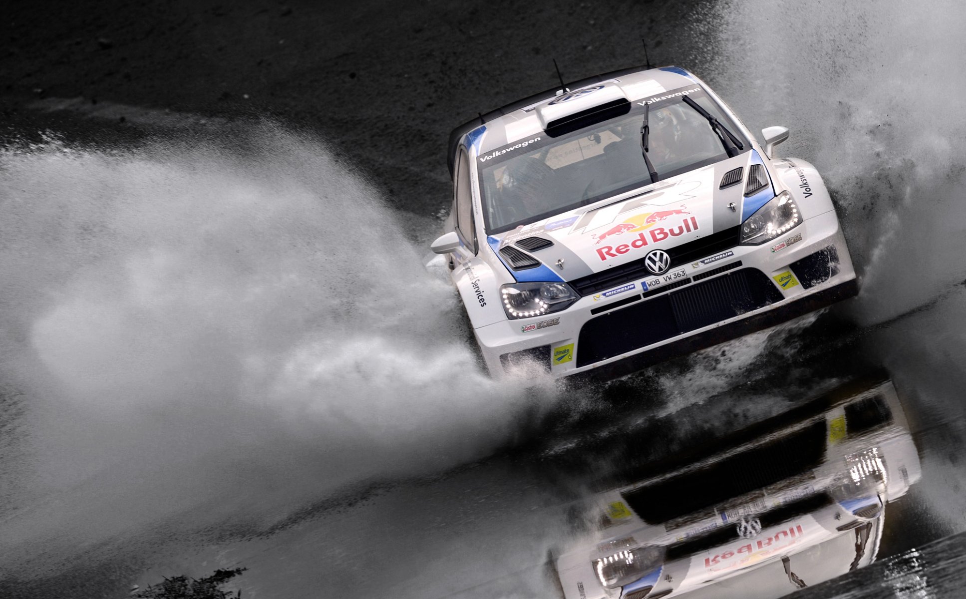 volkswagen polo wrc rally sport auto rally bianco auto toro rosso anteriore fari acqua spruzzi