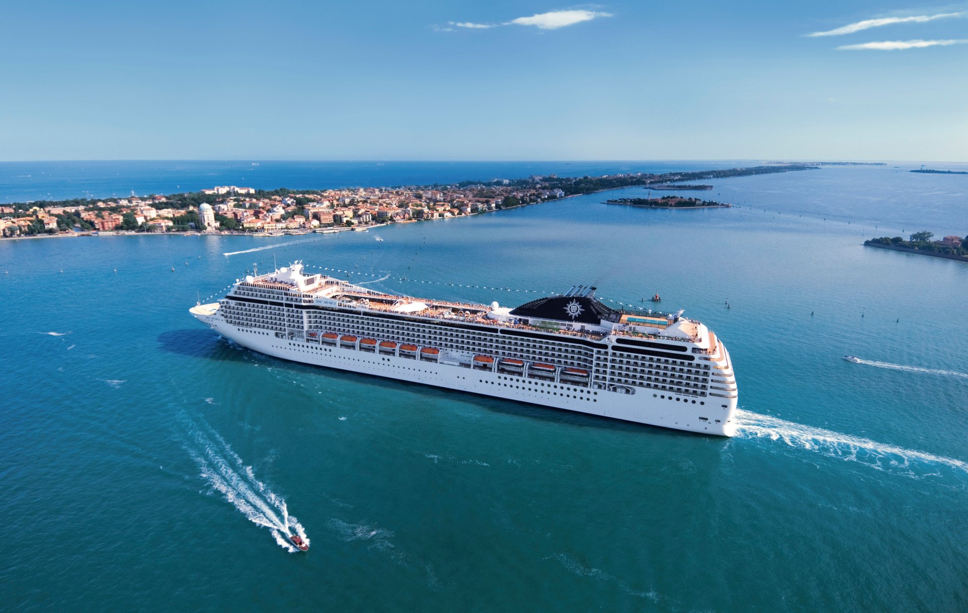 msc musica nave transatlantico bianco in movimento mare acqua giorno passeggero barca scheletro città