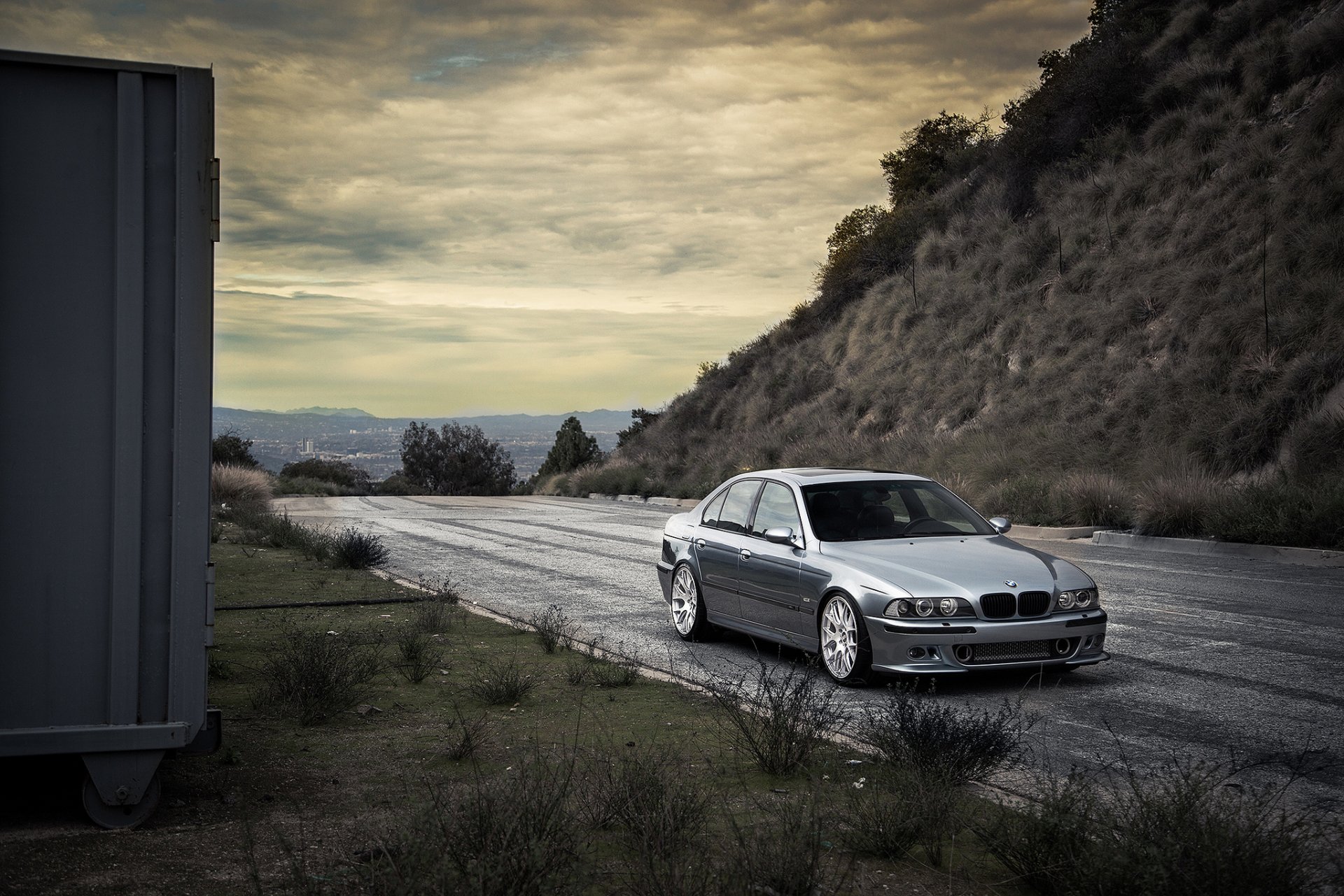 bmw m5 e39 bleu bmw bleu clair vue de face loroga route pente herbe