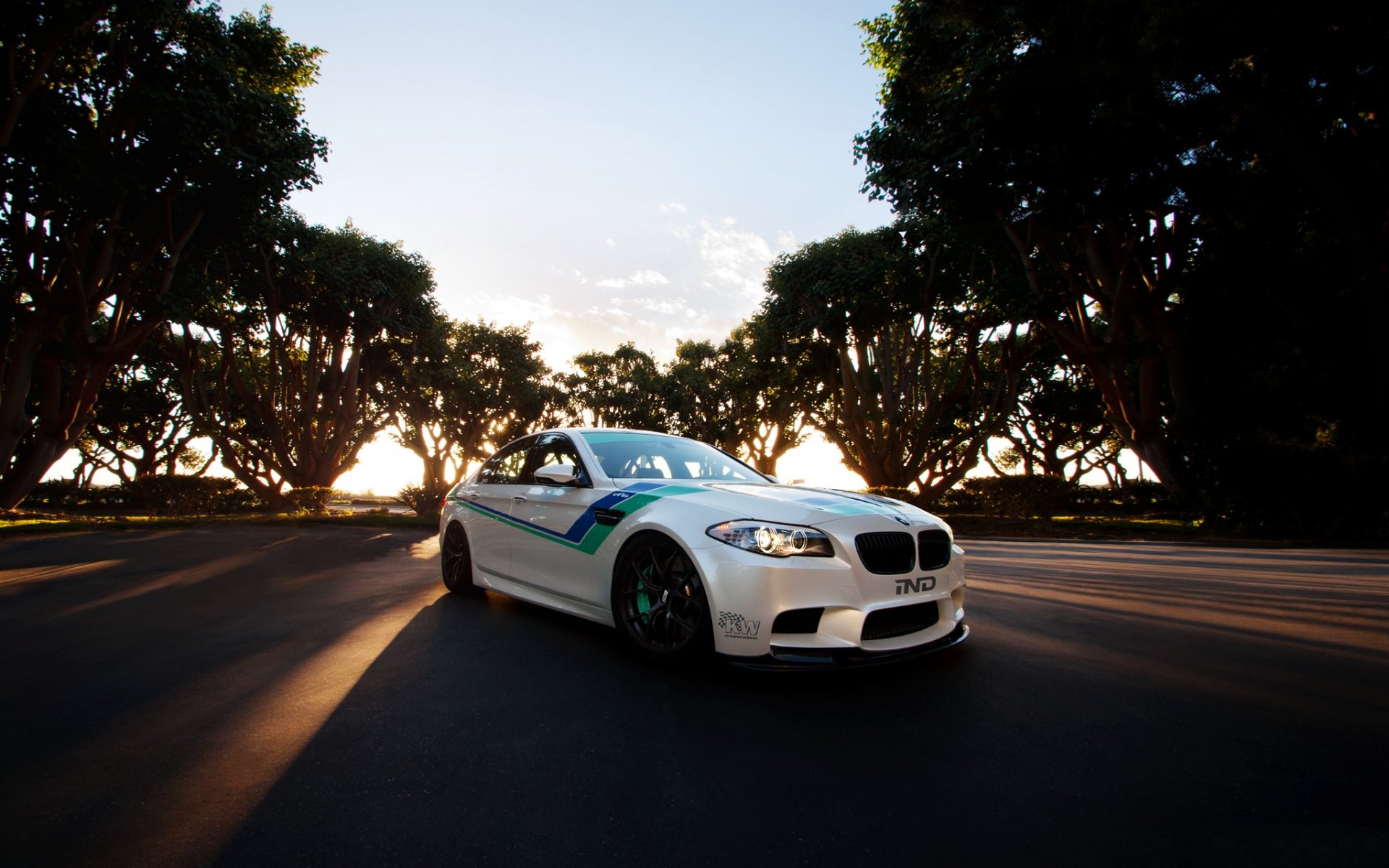 bmw m5 f10 blanc bmw vue de face coucher de soleil arbres ciel nuages