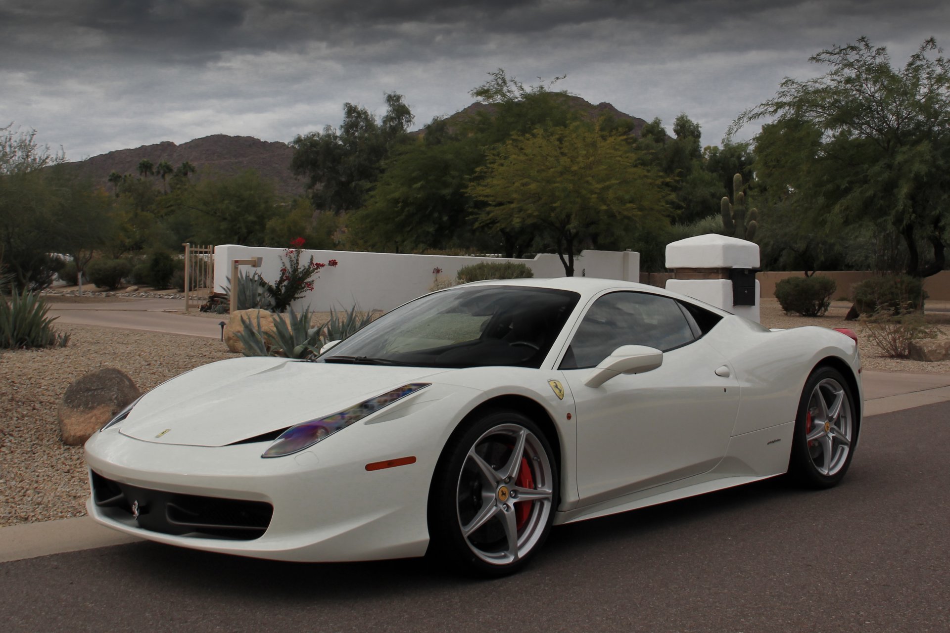 ferrari 458 italia bianco montagne ferrari italia bianco alberi cielo nuvole