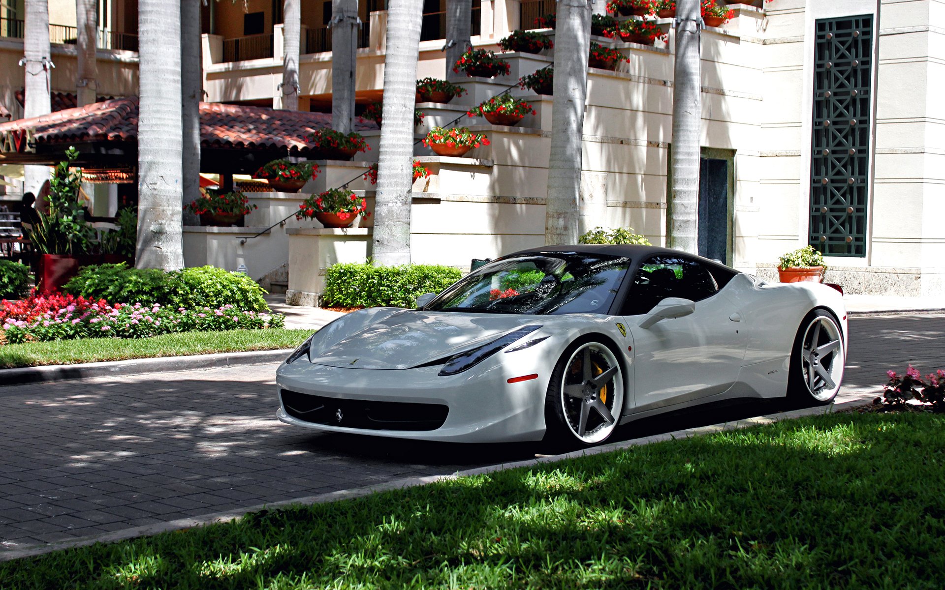 ferrari italia blanco tuning ruedas patio hierba villa