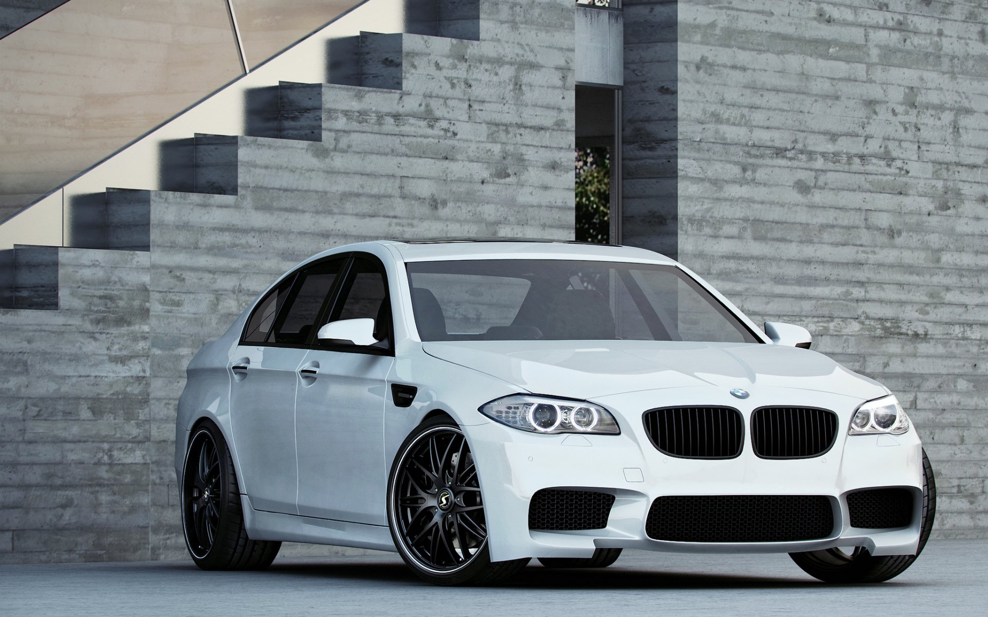 bmw m5 f10 biały bmw sportowy sedan światło dzienne szary budynek