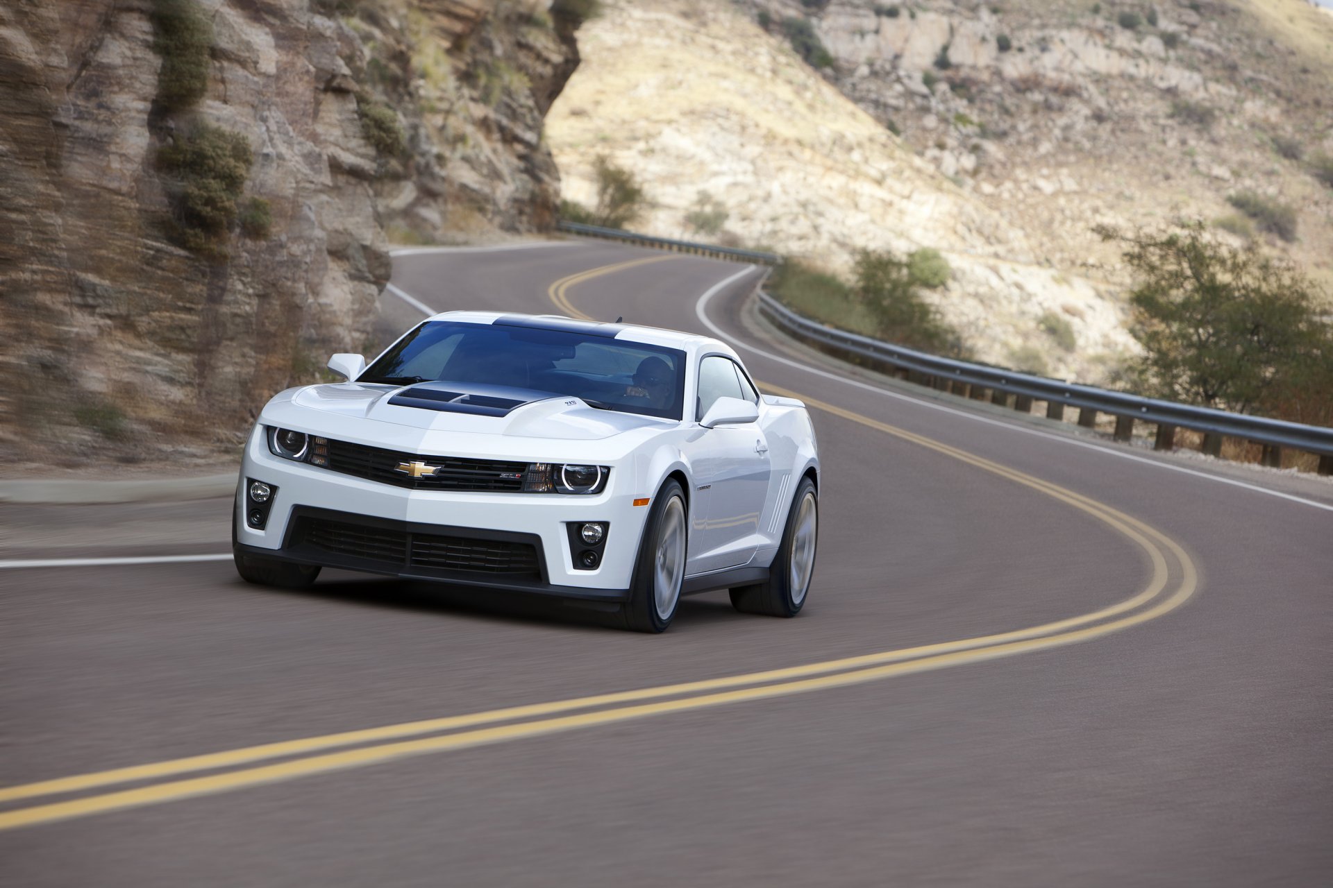 chevrolet camaro zl1 белый дорога шевроле камаро зл1 разметка поворот скала отбойник