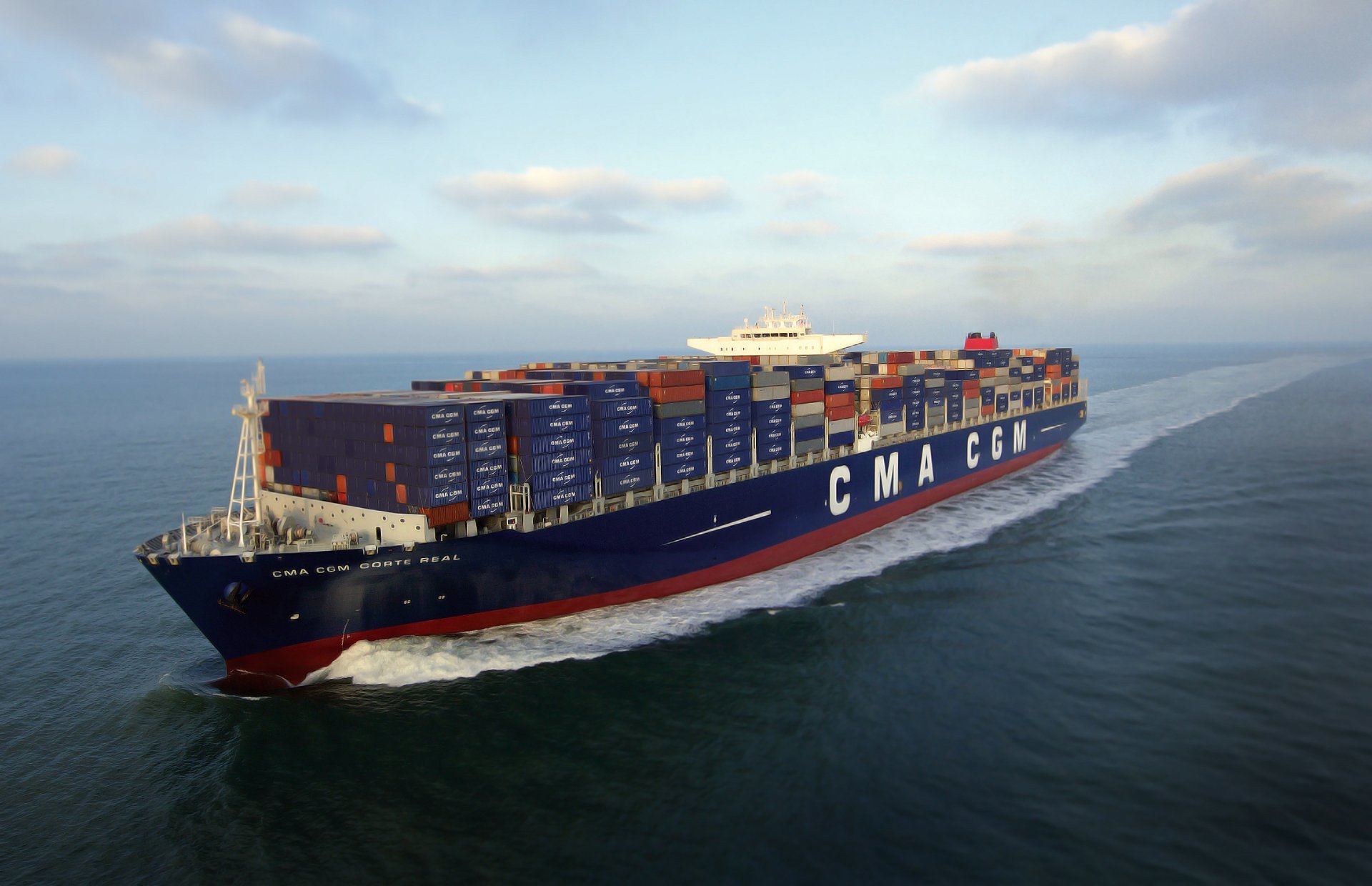 cma cgm corte de bienes raíces buque mar portacontenedores en movimiento tanque día cielo