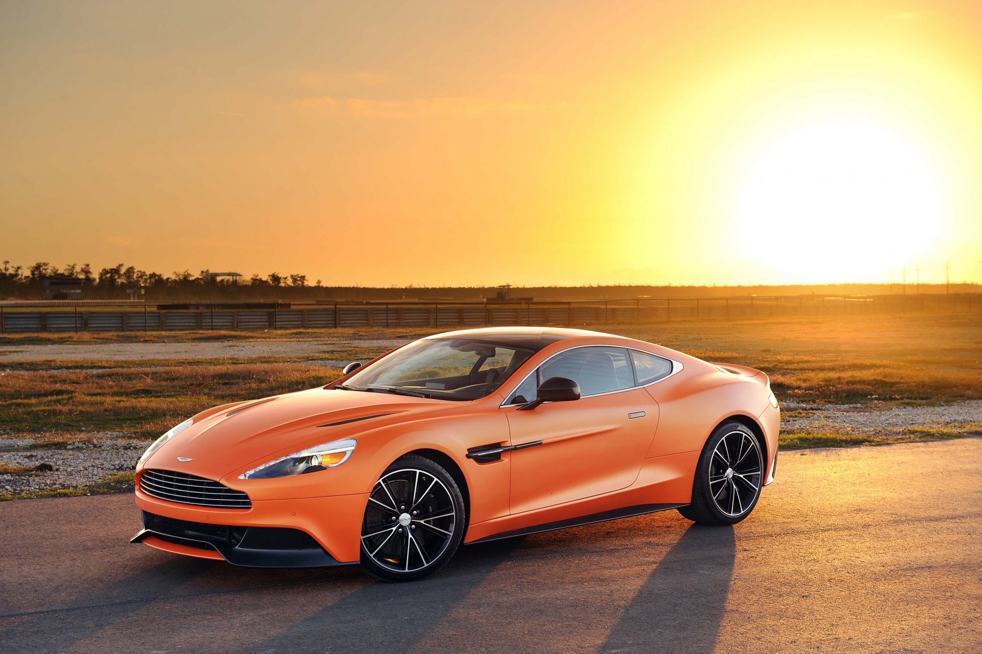 aston martin vanquish pomarańczowy matowy tuning