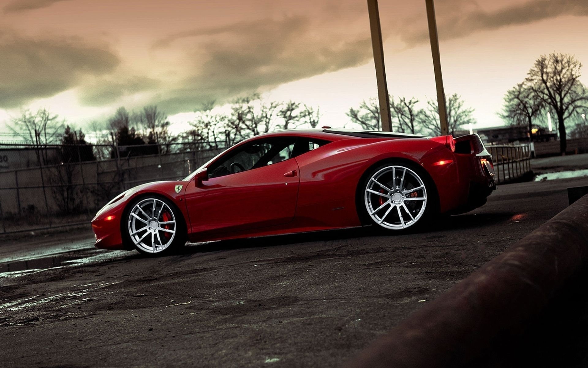 ferrari 458 italia rot räder himmel ferrari italien profil felgen wolken bäume zaun