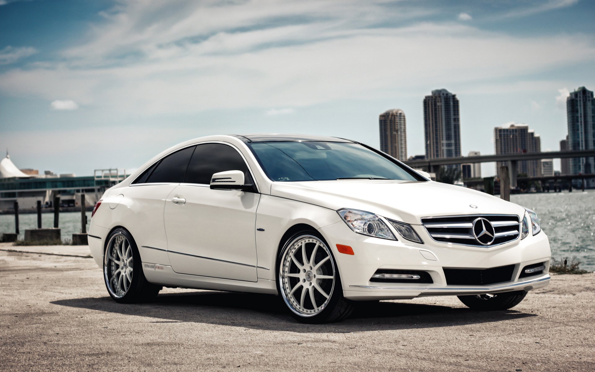 mercedes benz e-class coupé coupé gratte-ciel