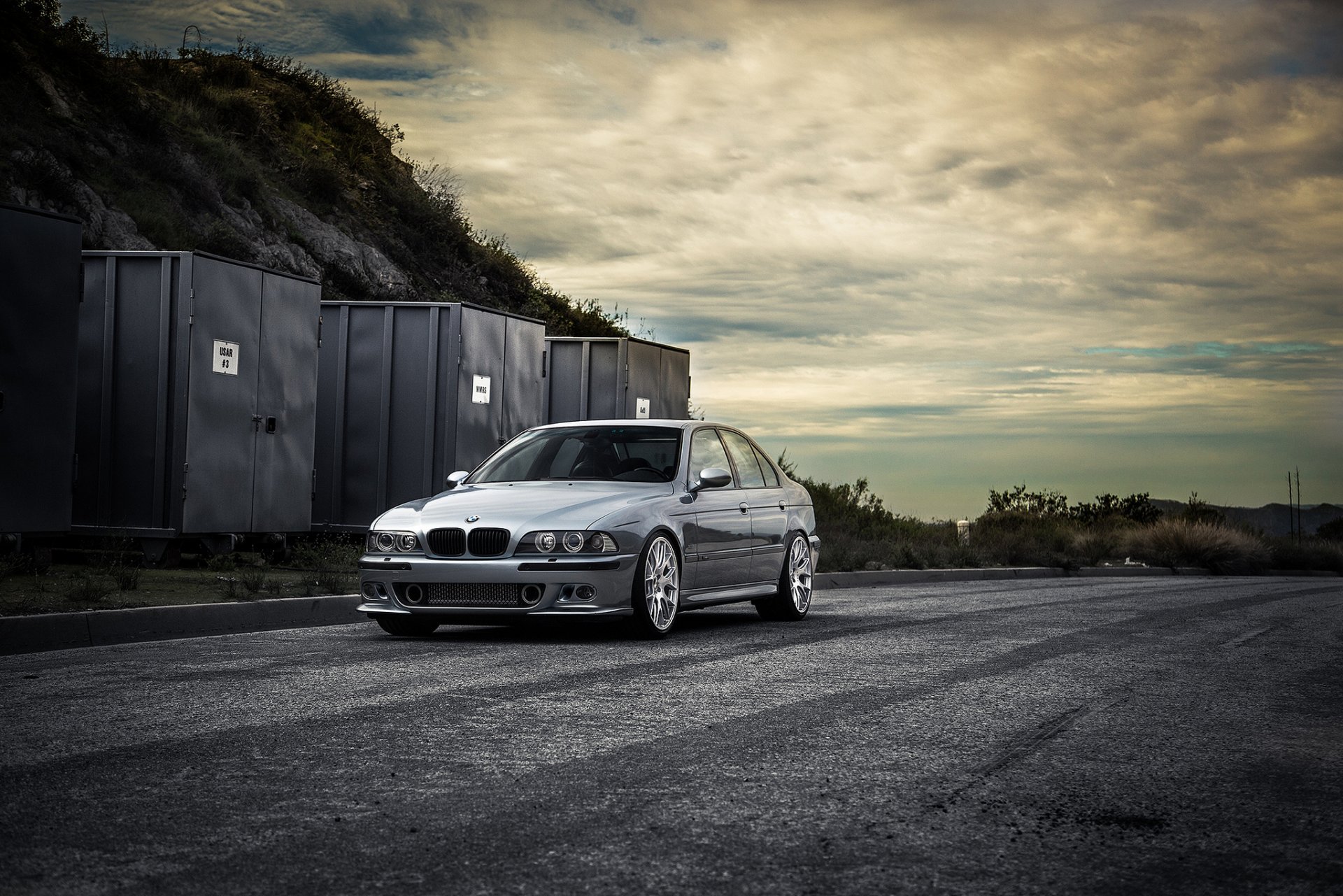 bmw m5 e39 blue bmw blue front view road container