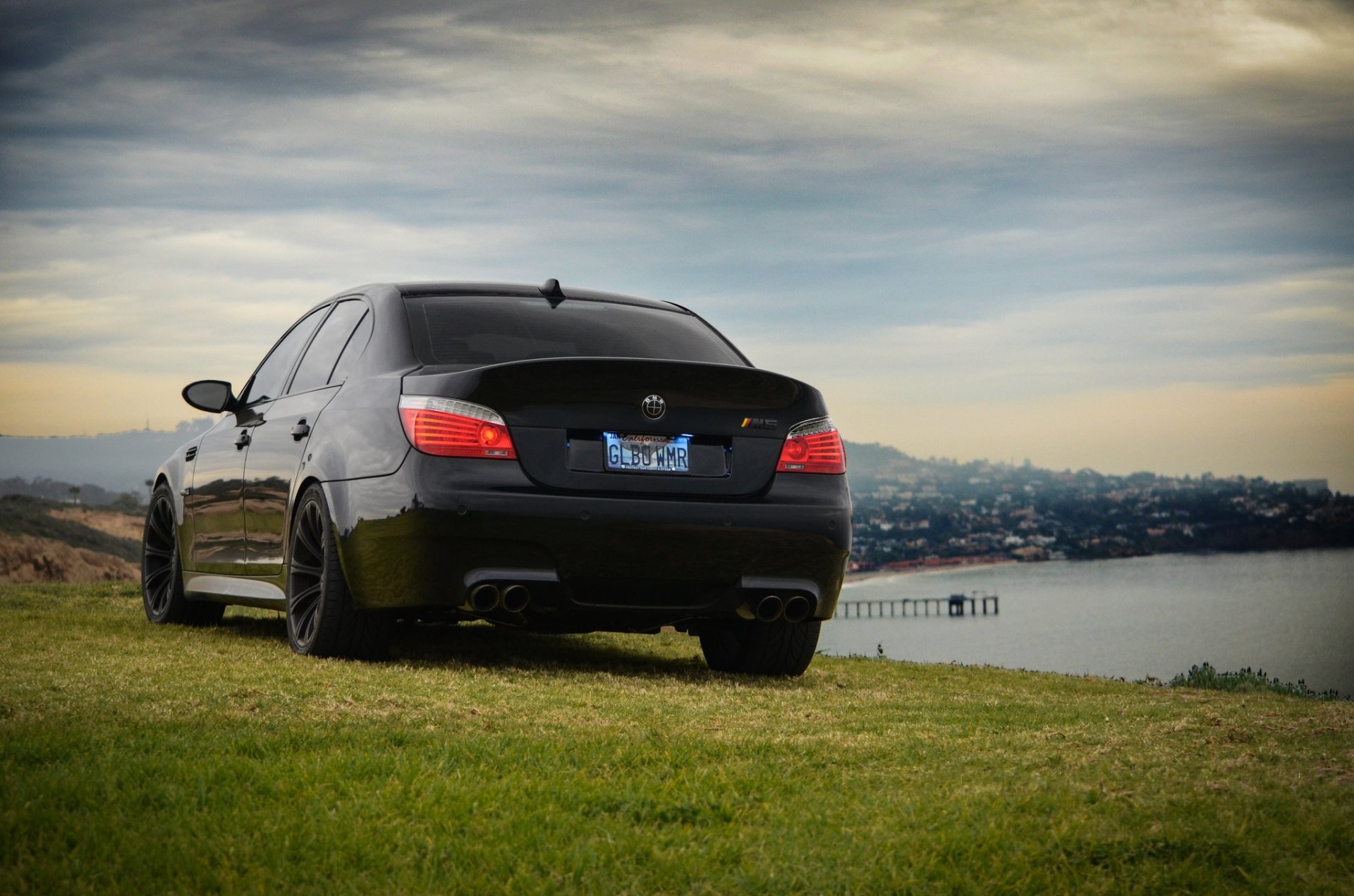 bmw m5 e60 noir bmw arrière lumière phare ciel nuages herbe