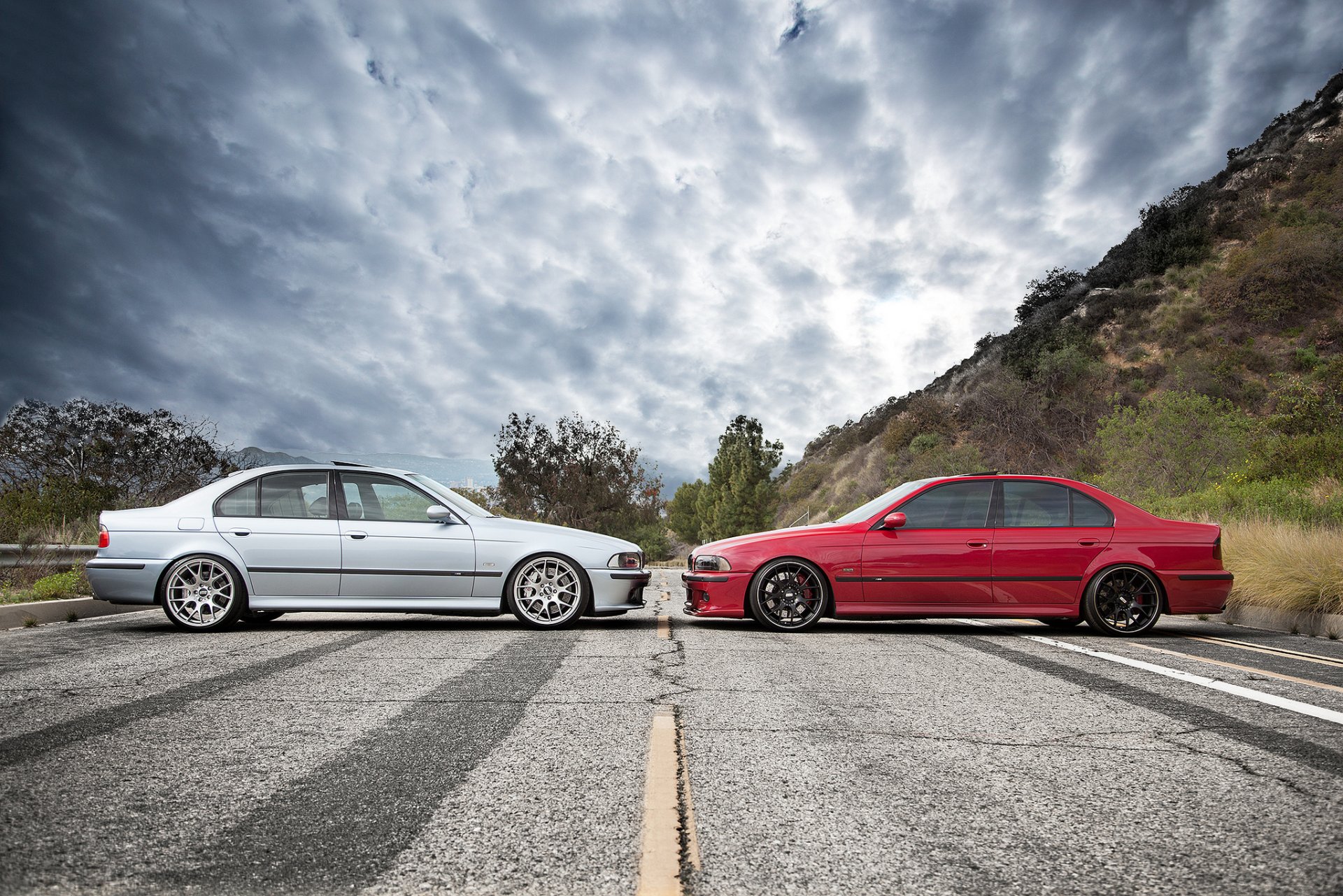 bmw m5 e39 rot blau von angesicht zu angesicht räder bbs bmw rot blau profil felgen bbs straße himmel wolken