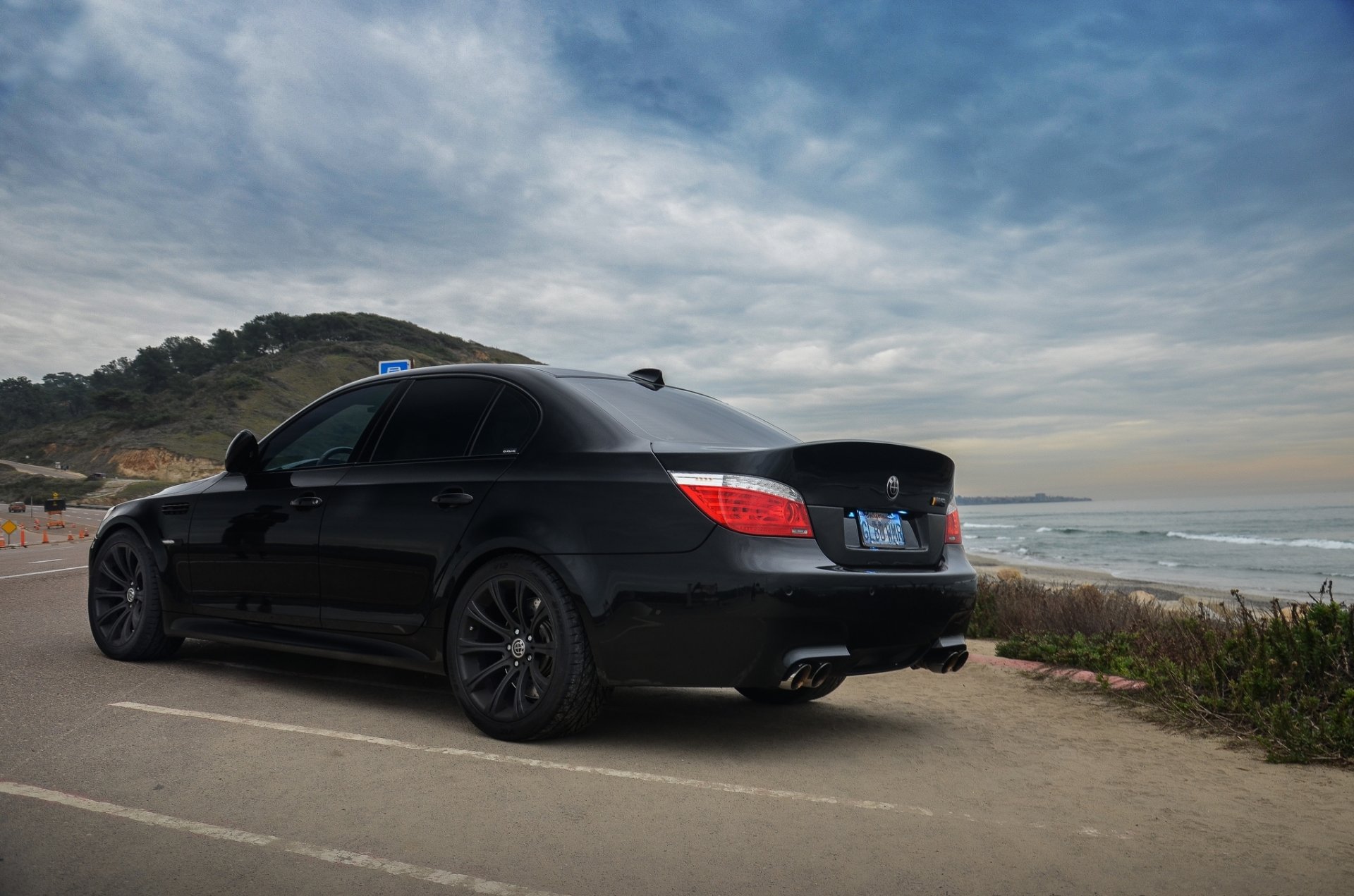 bmw m5 e60 schwarz bmw rückansicht parkplatz himmel wolken ufer meer